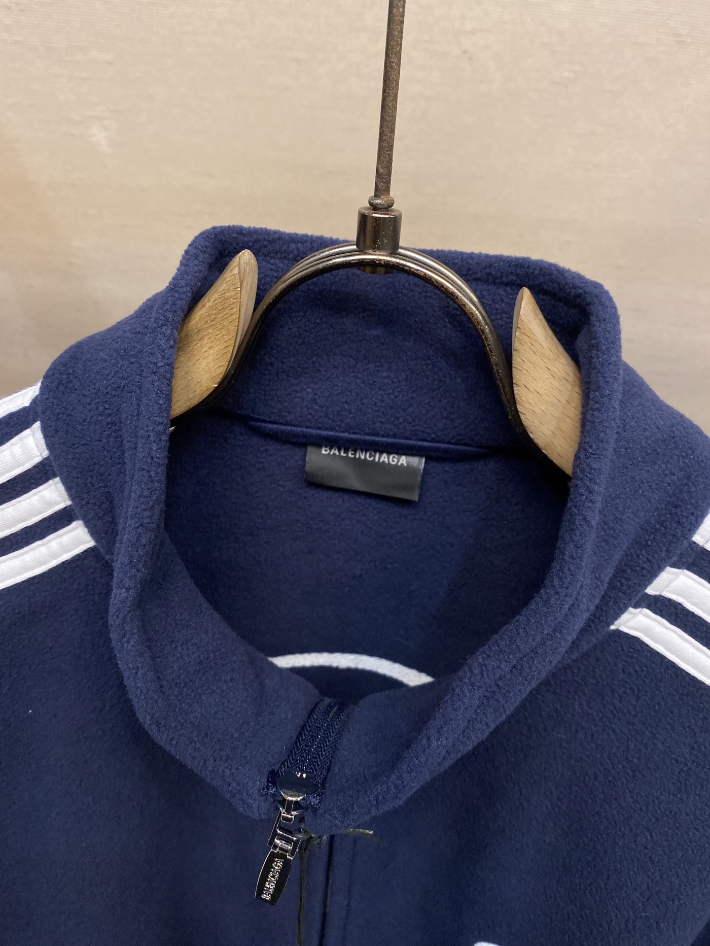 🌟🌟Balenciaga，摇粒绒饰刺绣外套面料选择：涤纶长丝通过针织圆机，将经纱和纬纱相互圈套编织成双面