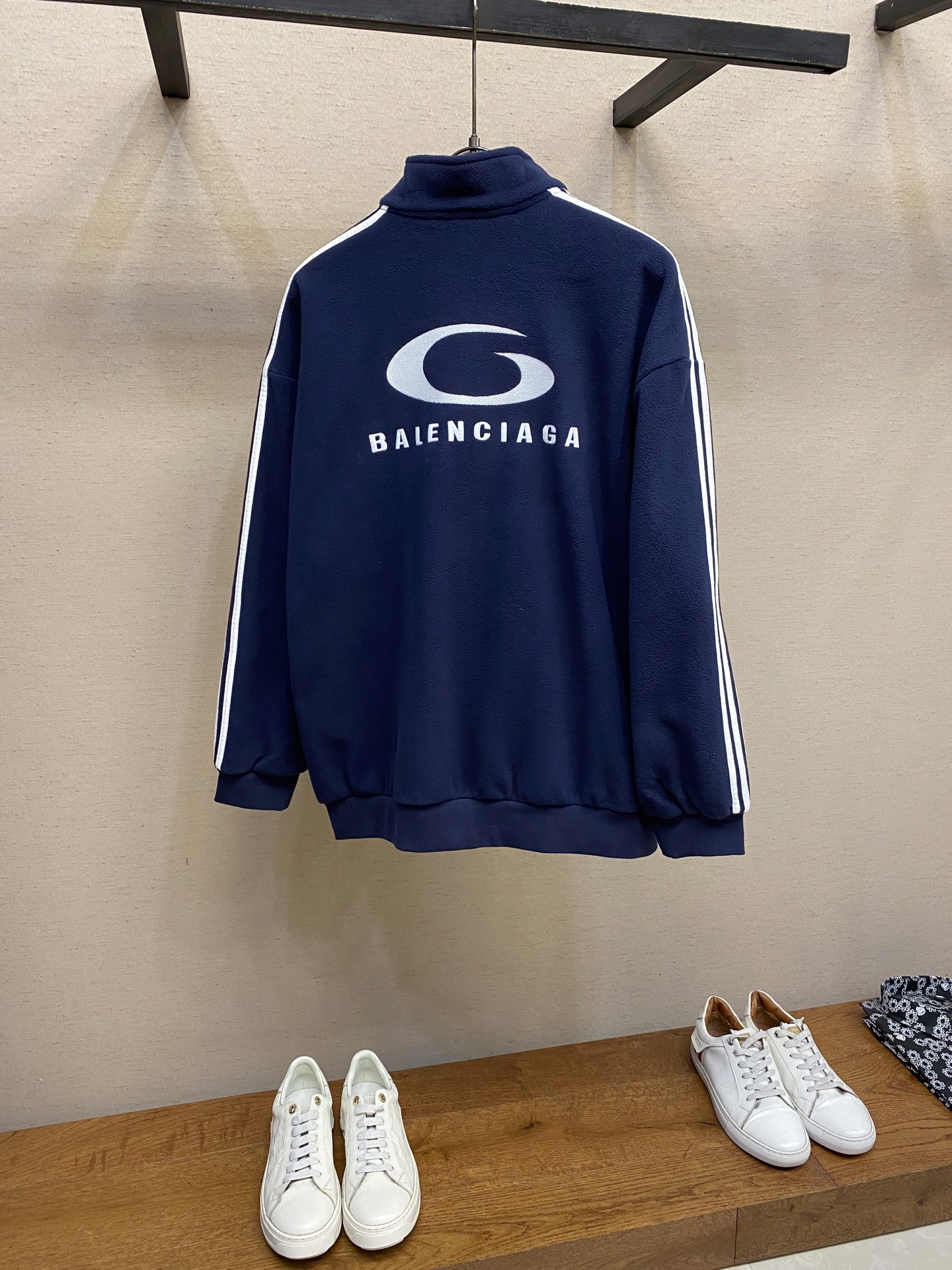 🌟🌟Balenciaga，摇粒绒饰刺绣外套面料选择：涤纶长丝通过针织圆机，将经纱和纬纱相互圈套编织成双面