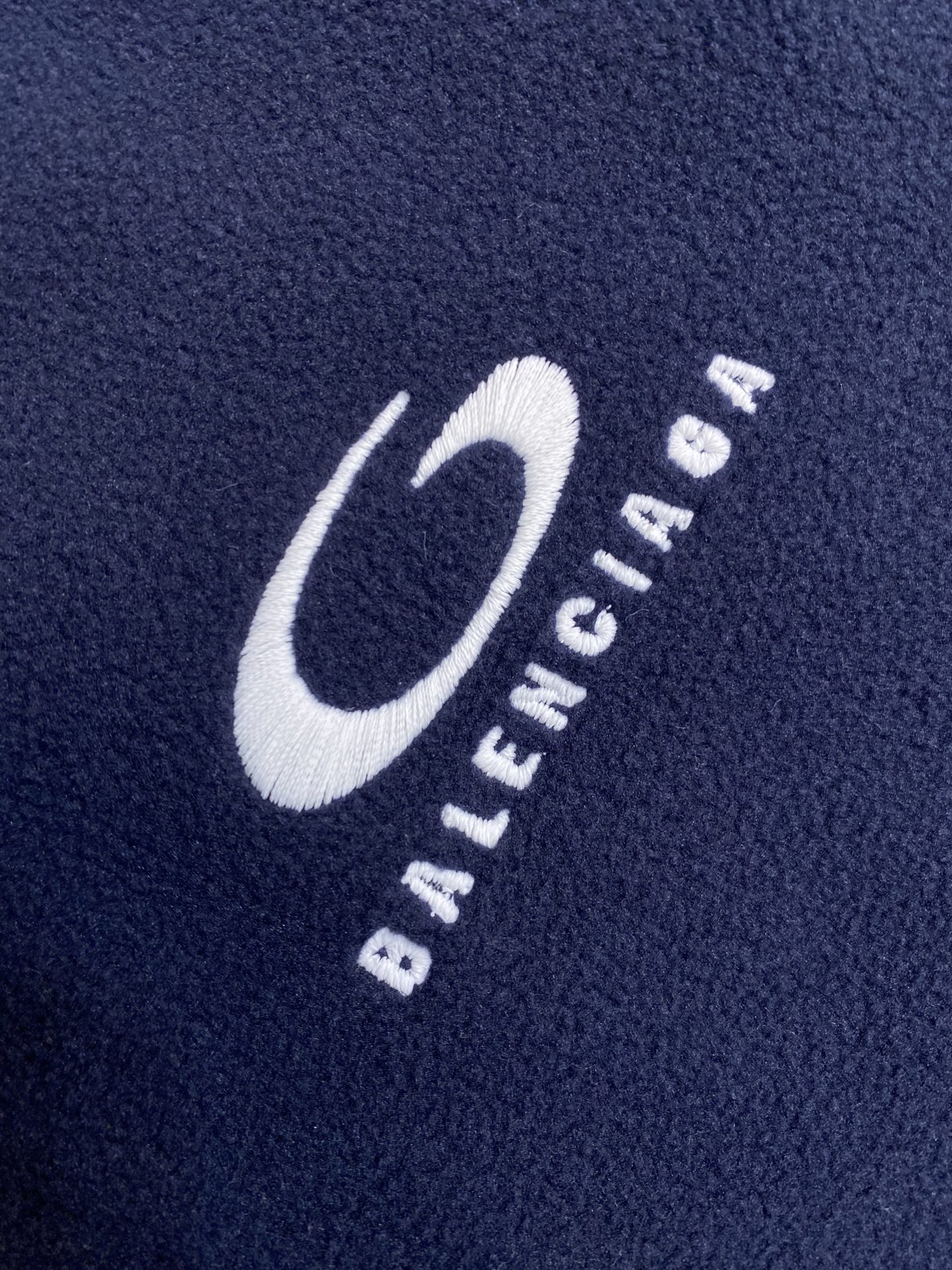 🌟🌟Balenciaga，摇粒绒饰刺绣外套面料选择：涤纶长丝通过针织圆机，将经纱和纬纱相互圈套编织成双面
