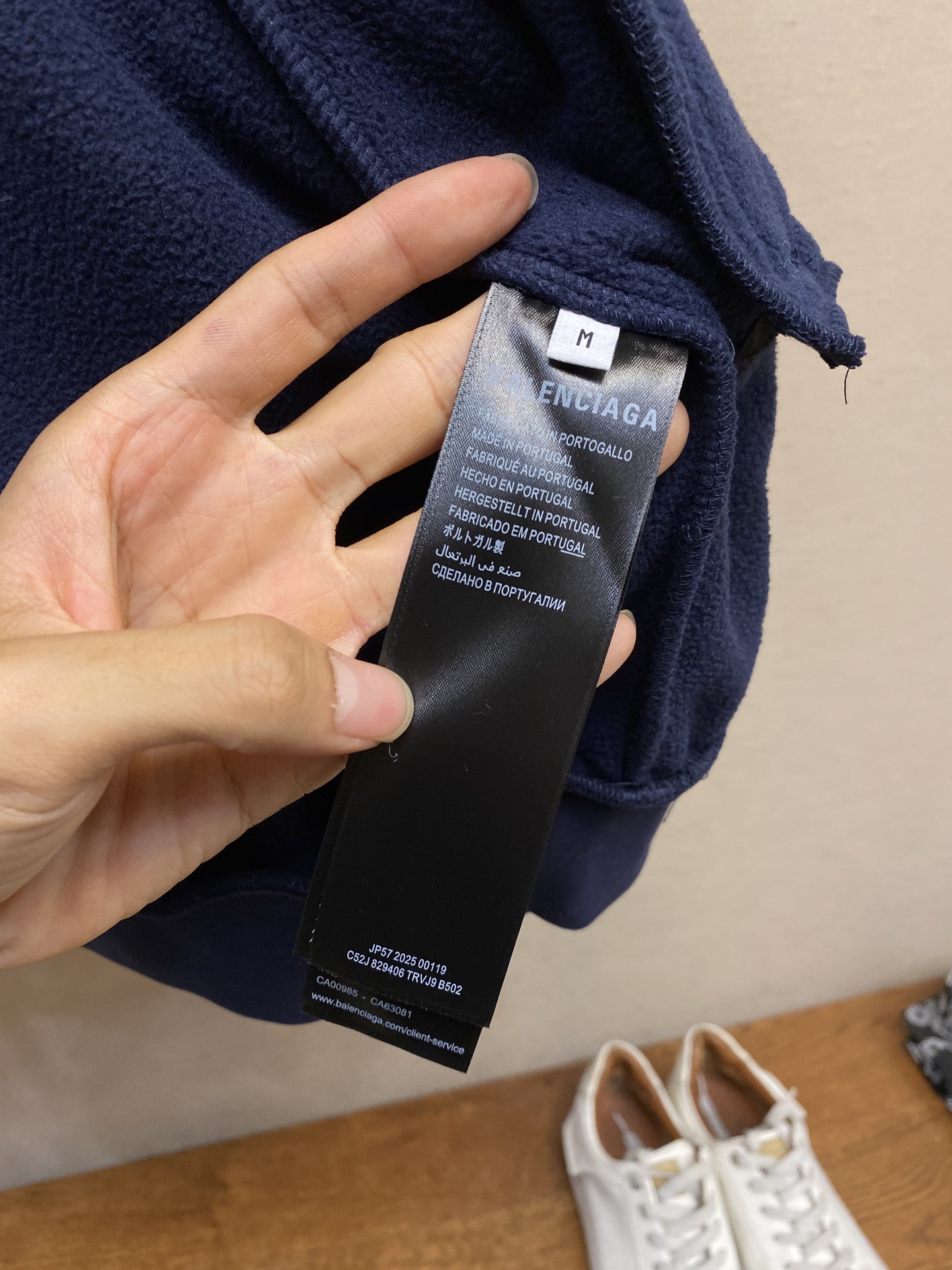🌟🌟Balenciaga，摇粒绒饰刺绣外套面料选择：涤纶长丝通过针织圆机，将经纱和纬纱相互圈套编织成双面