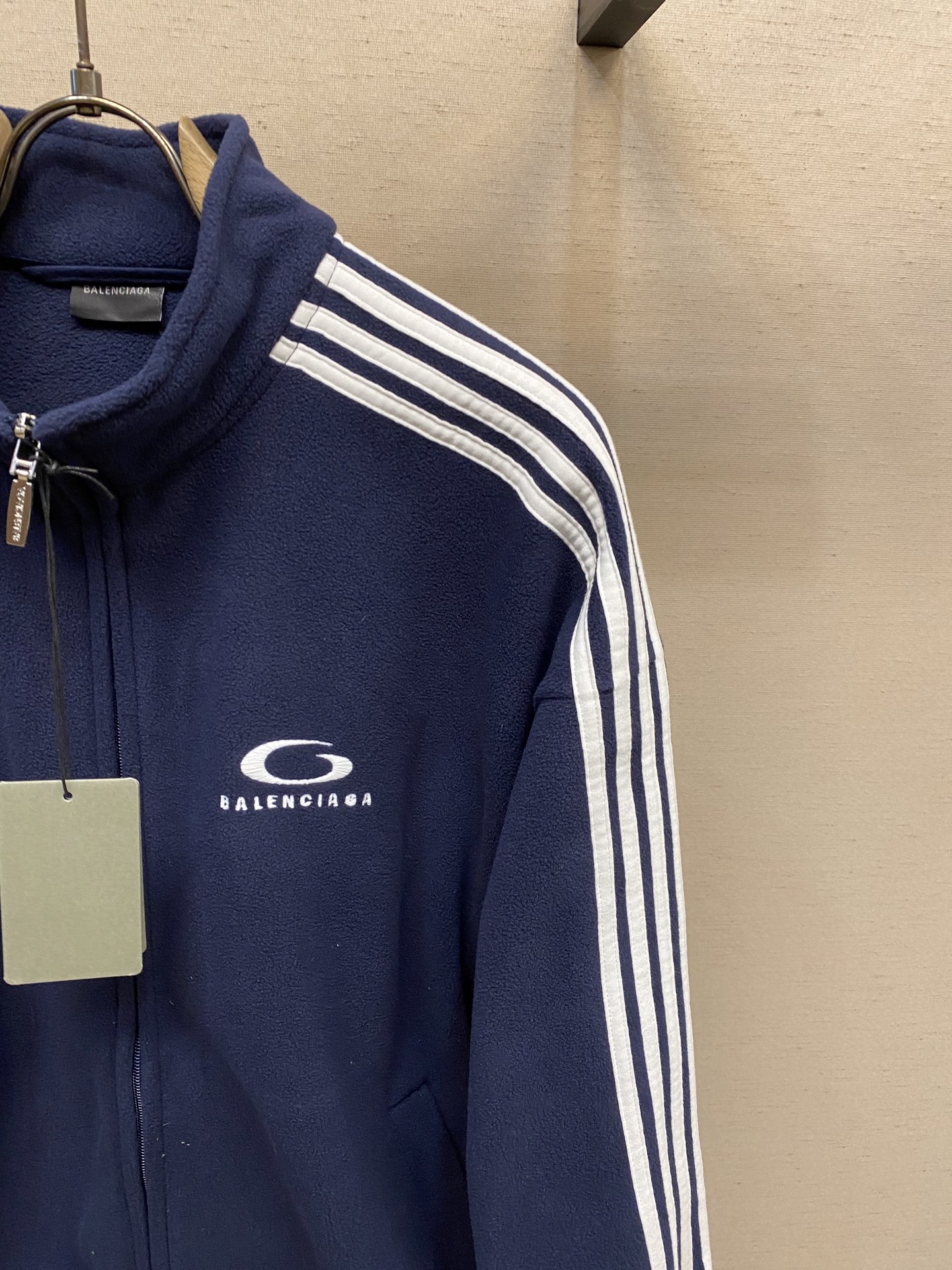 🌟🌟Balenciaga，摇粒绒饰刺绣外套面料选择：涤纶长丝通过针织圆机，将经纱和纬纱相互圈套编织成双面