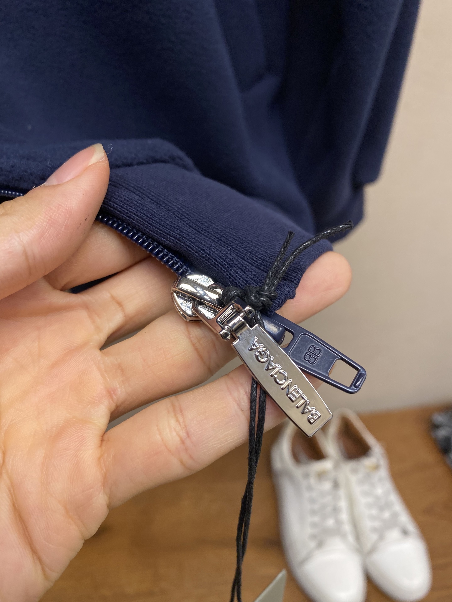 🌟🌟Balenciaga，摇粒绒饰刺绣外套面料选择：涤纶长丝通过针织圆机，将经纱和纬纱相互圈套编织成双面