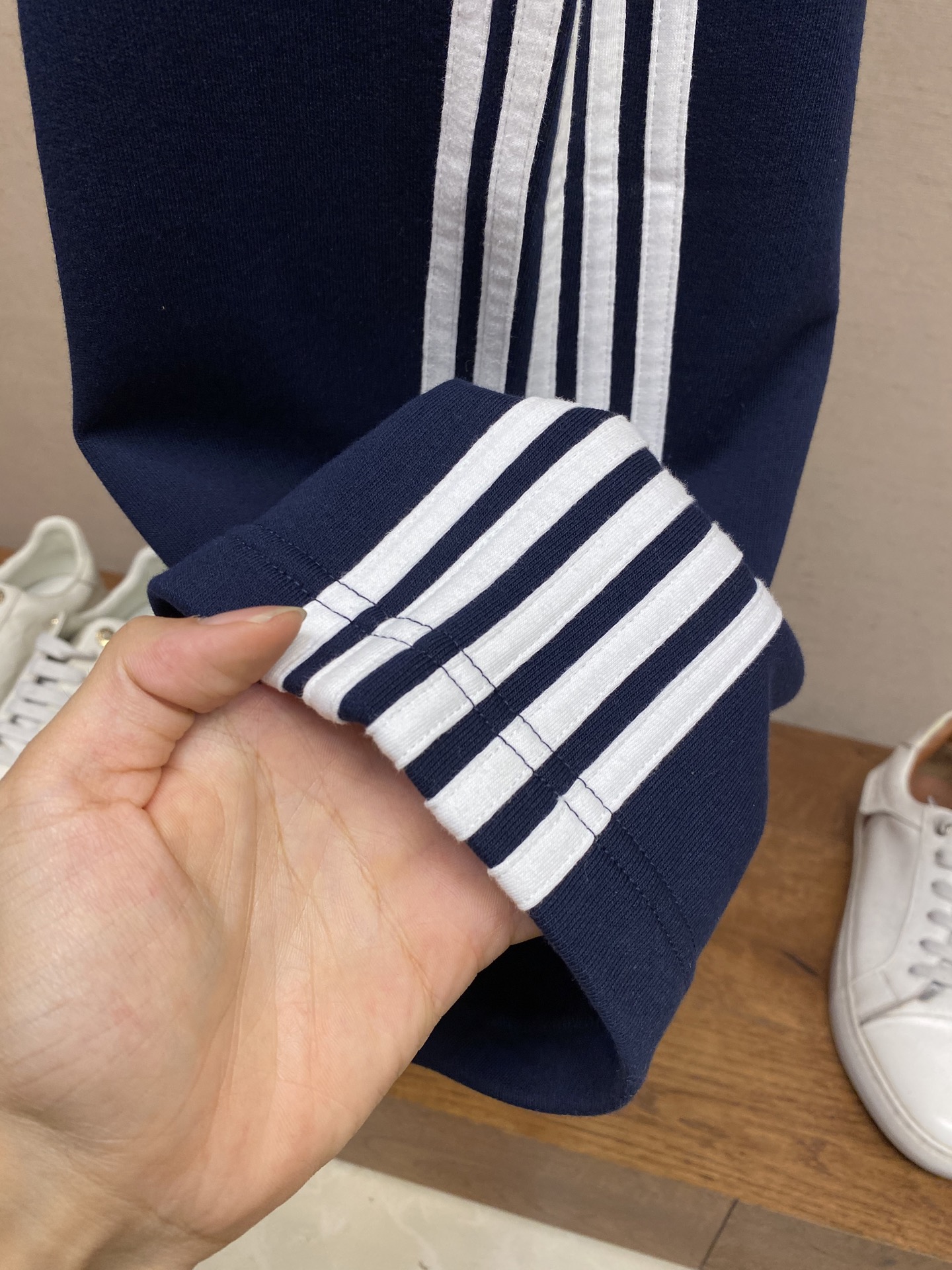 🌟🌟Balenciaga、刺绣饰边运动裤 面料选择：采用棉为基底编织而成的单面鱼鳞布面料，正面为平滑的针