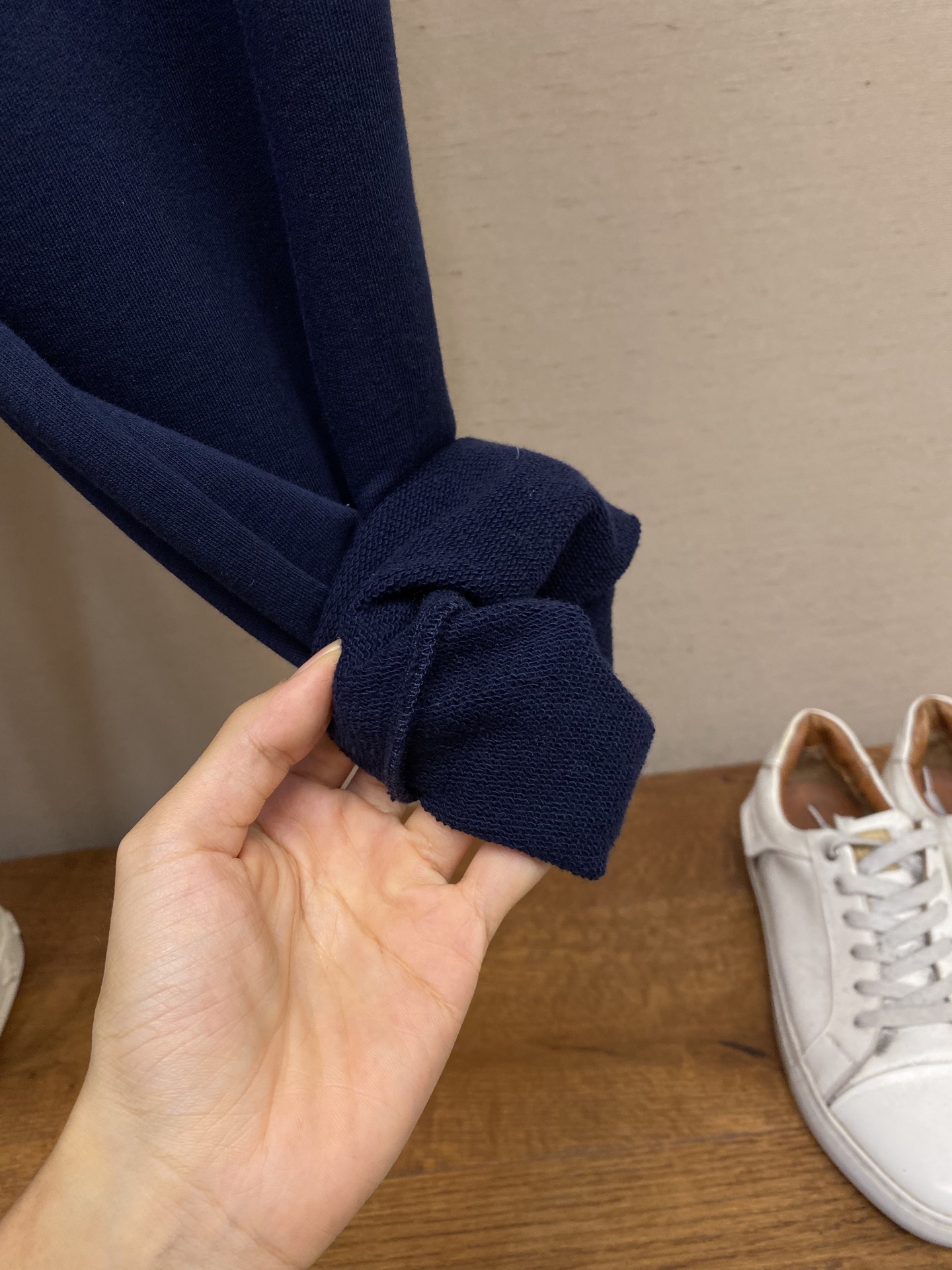 🌟🌟Balenciaga、刺绣饰边运动裤 面料选择：采用棉为基底编织而成的单面鱼鳞布面料，正面为平滑的针