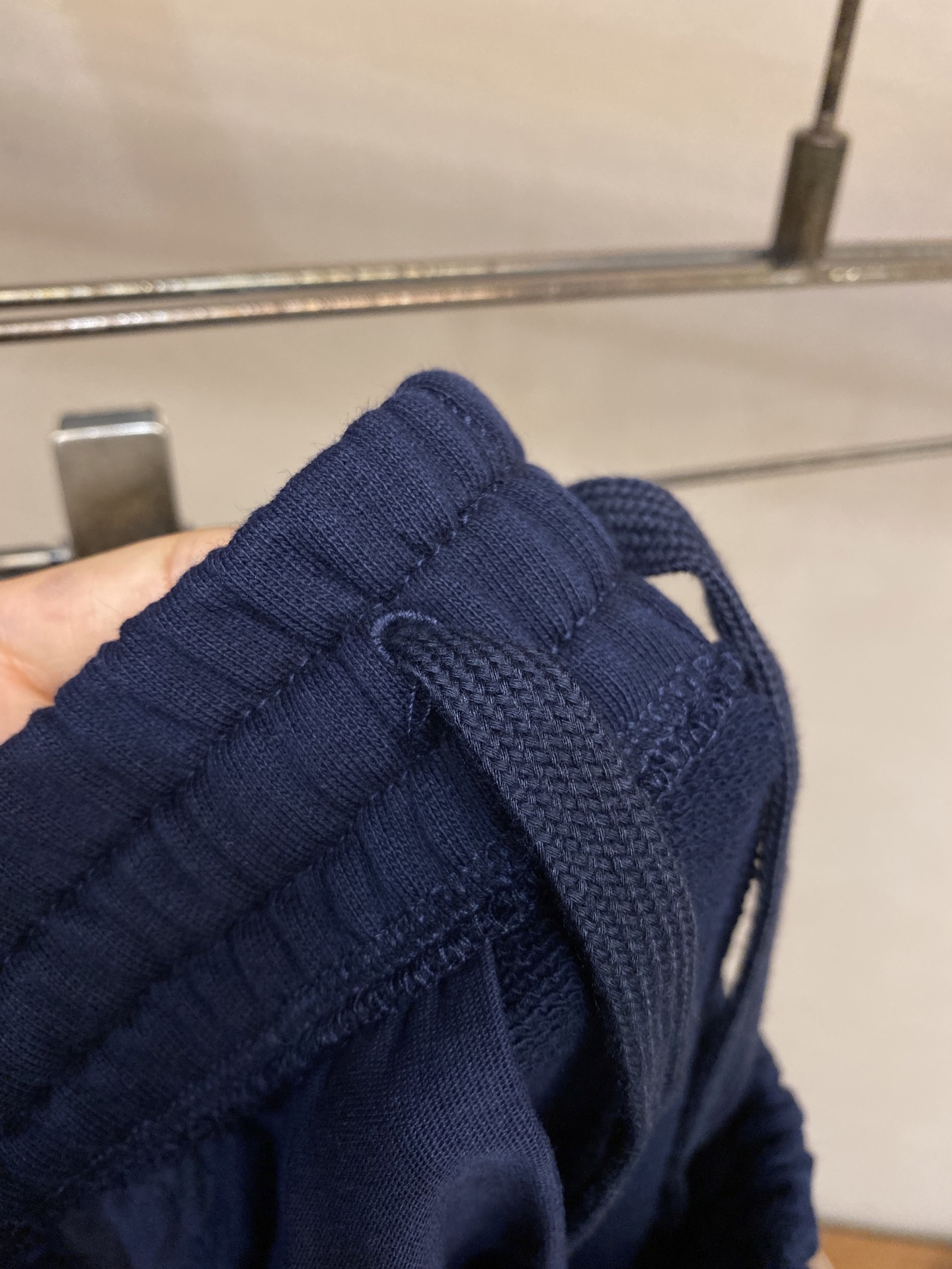 🌟🌟Balenciaga、刺绣饰边运动裤 面料选择：采用棉为基底编织而成的单面鱼鳞布面料，正面为平滑的针