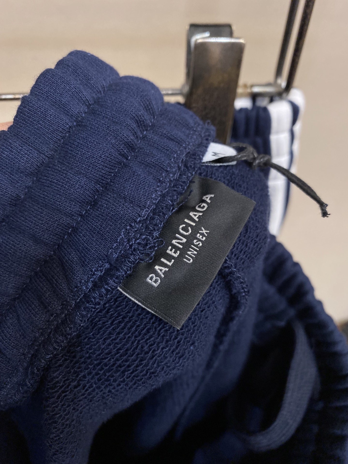 🌟🌟Balenciaga、刺绣饰边运动裤 面料选择：采用棉为基底编织而成的单面鱼鳞布面料，正面为平滑的针