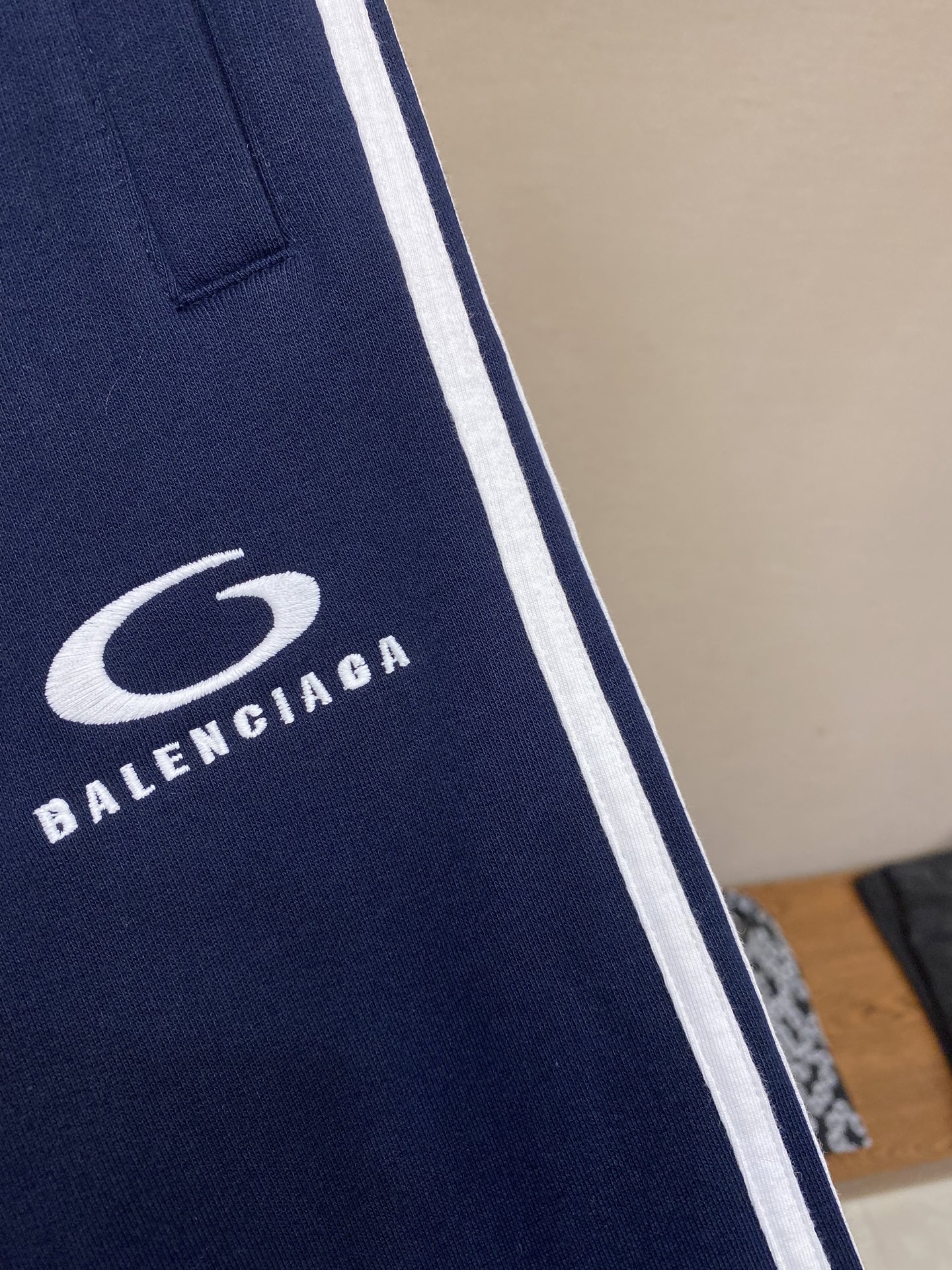 🌟🌟Balenciaga、刺绣饰边运动裤 面料选择：采用棉为基底编织而成的单面鱼鳞布面料，正面为平滑的针