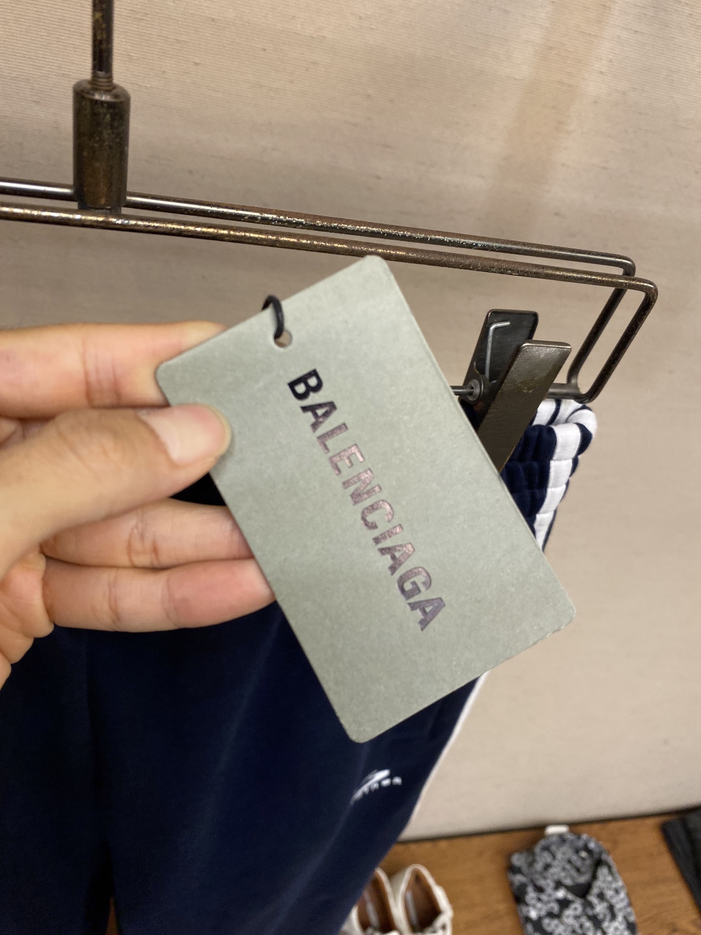 🌟🌟Balenciaga、刺绣饰边运动裤 面料选择：采用棉为基底编织而成的单面鱼鳞布面料，正面为平滑的针