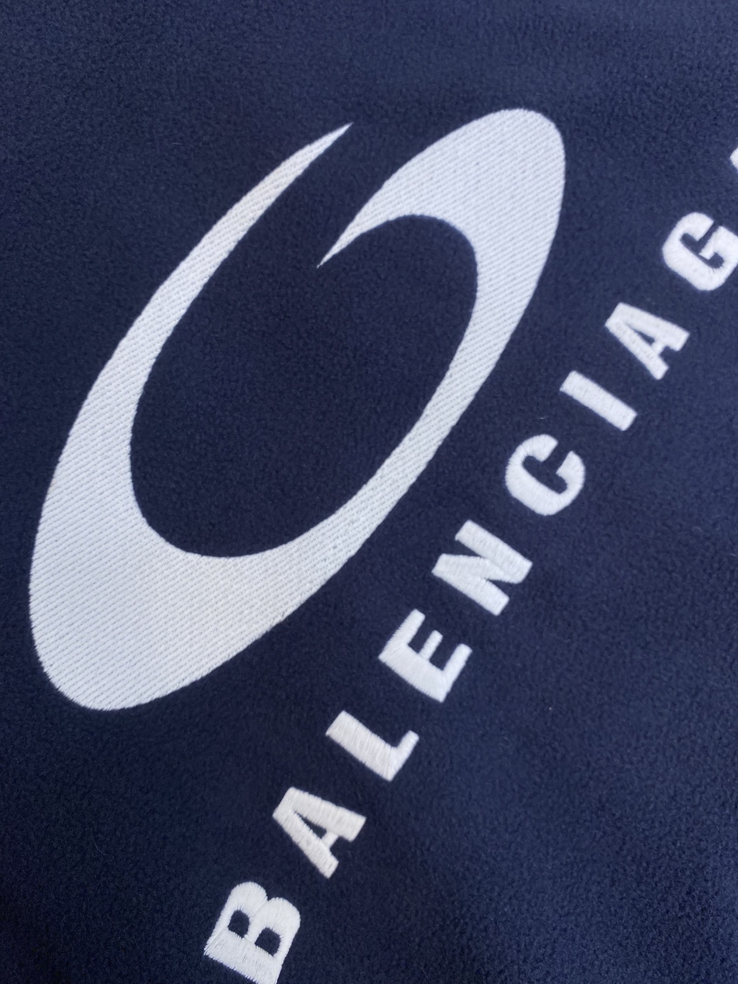 🌟🌟Balenciaga，摇粒绒饰刺绣外套面料选择：涤纶长丝通过针织圆机，将经纱和纬纱相互圈套编织成双面