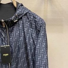🌟🌟Fendi,2025新款男士休闲定制双面夹克外套。穿上简约干练的休闲双面外套,瞬间重回时髦霸气,又是 🌟🌟Fendi,2025新款男士休闲定制双面夹克外套。穿上简约干练的休闲双面外套,瞬间重回时髦霸气,又是