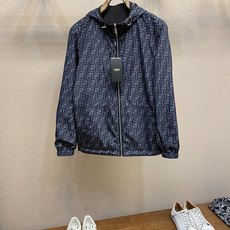 🌟🌟Fendi,2025新款男士休闲定制双面夹克外套。穿上简约干练的休闲双面外套,瞬间重回时髦霸气,又是 🌟🌟Fendi,2025新款男士休闲定制双面夹克外套。穿上简约干练的休闲双面外套,瞬间重回时髦霸气,又是