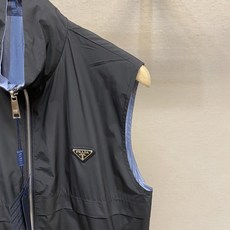 🌟🌟Prada、2025新款男士休闲定制双面夹克马甲外套。穿上简约干练的休闲双面马甲外套,瞬间重回时髦霸 🌟🌟Prada、2025新款男士休闲定制双面夹克马甲外套。穿上简约干练的休闲双面马甲外套,瞬间重回时髦霸