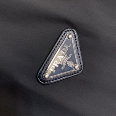 🌟🌟Prada、2025新款男士休闲定制双面夹克马甲外套。穿上简约干练的休闲双面马甲外套,瞬间重回时髦霸 🌟🌟Prada、2025新款男士休闲定制双面夹克马甲外套。穿上简约干练的休闲双面马甲外套,瞬间重回时髦霸