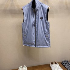 🌟🌟Prada、2025新款男士休闲定制双面夹克马甲外套。穿上简约干练的休闲双面马甲外套,瞬间重回时髦霸 🌟🌟Prada、2025新款男士休闲定制双面夹克马甲外套。穿上简约干练的休闲双面马甲外套,瞬间重回时髦霸