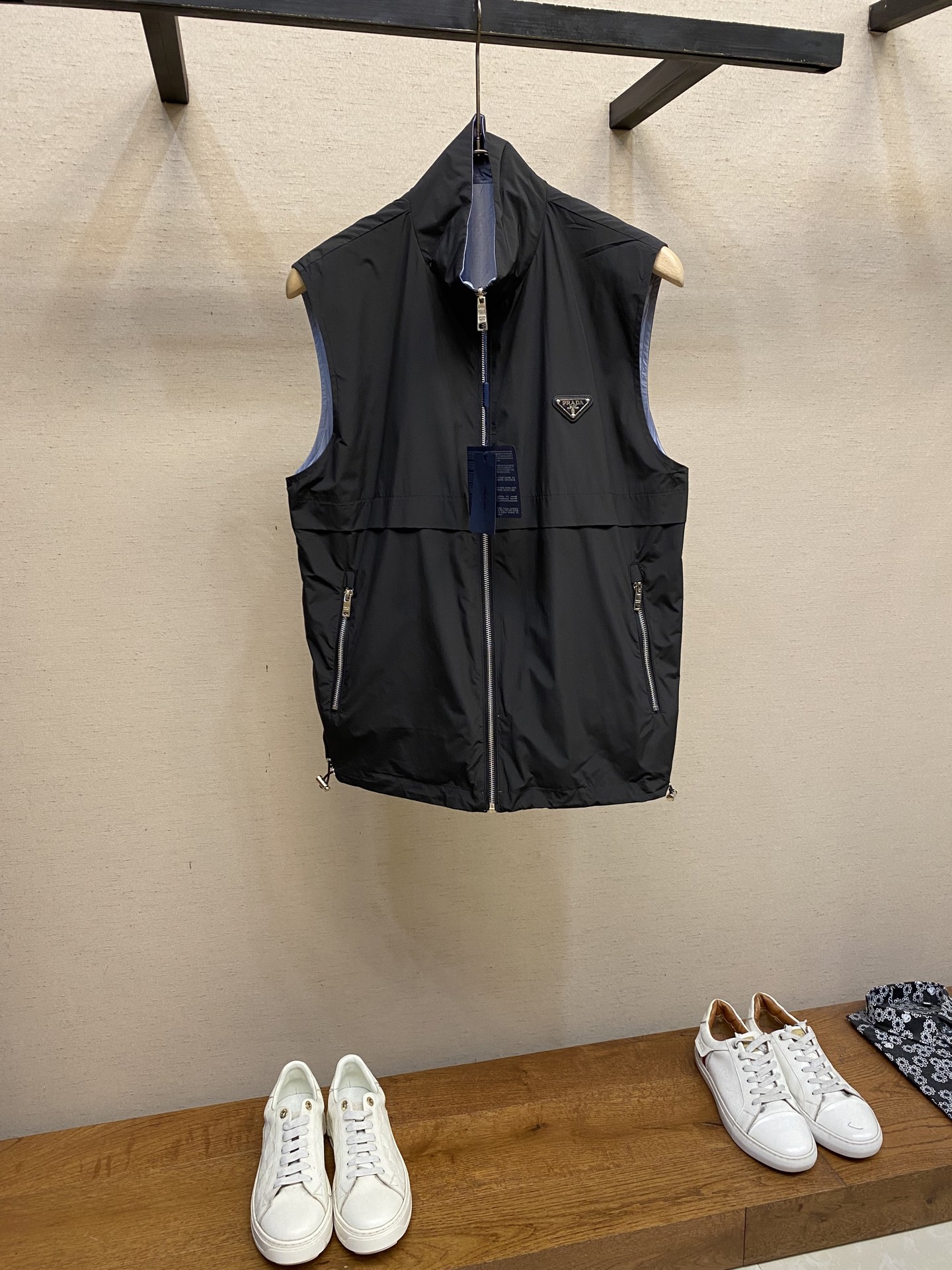 NO:528857,Prada, 2025 new men's casual custom double-sided jacket vest jacket. Wear a simple and capable casual double-sided vest jacket and instantly return to fashionable and domineering, and is full of vitality. The most popular zipper design before history, all the fabrics need to be customized, full of luxury. The slim tailoring reflects our perfect body shape and can be easily controlled regardless of weight. Super versatile style, no matter how big it is, suitable for wearing different age groups. High street wear style, spring and summer matching tools. Size M-3xl,,prada, jackets & coats, jackets & coats, alexander wang19860909Prada、2025新款男士休闲定制双面夹克马甲外套.穿上简约干练的休闲双面马甲外套,瞬间重回时髦霸气,又是活力满满的状态.史前最流行的拉链设计,面料全部需要定制,奢华感十足.修身的剪裁体现出我们完美的体型无论胖瘦都可以轻松驾驭.超百搭款式,不挑身材的款,适合不同年龄段穿着.高街实穿款,春夏搭配利器 尺码M-3xl,,prada,jackets & coats,jackets & coats,alexander wang,Men's clothing