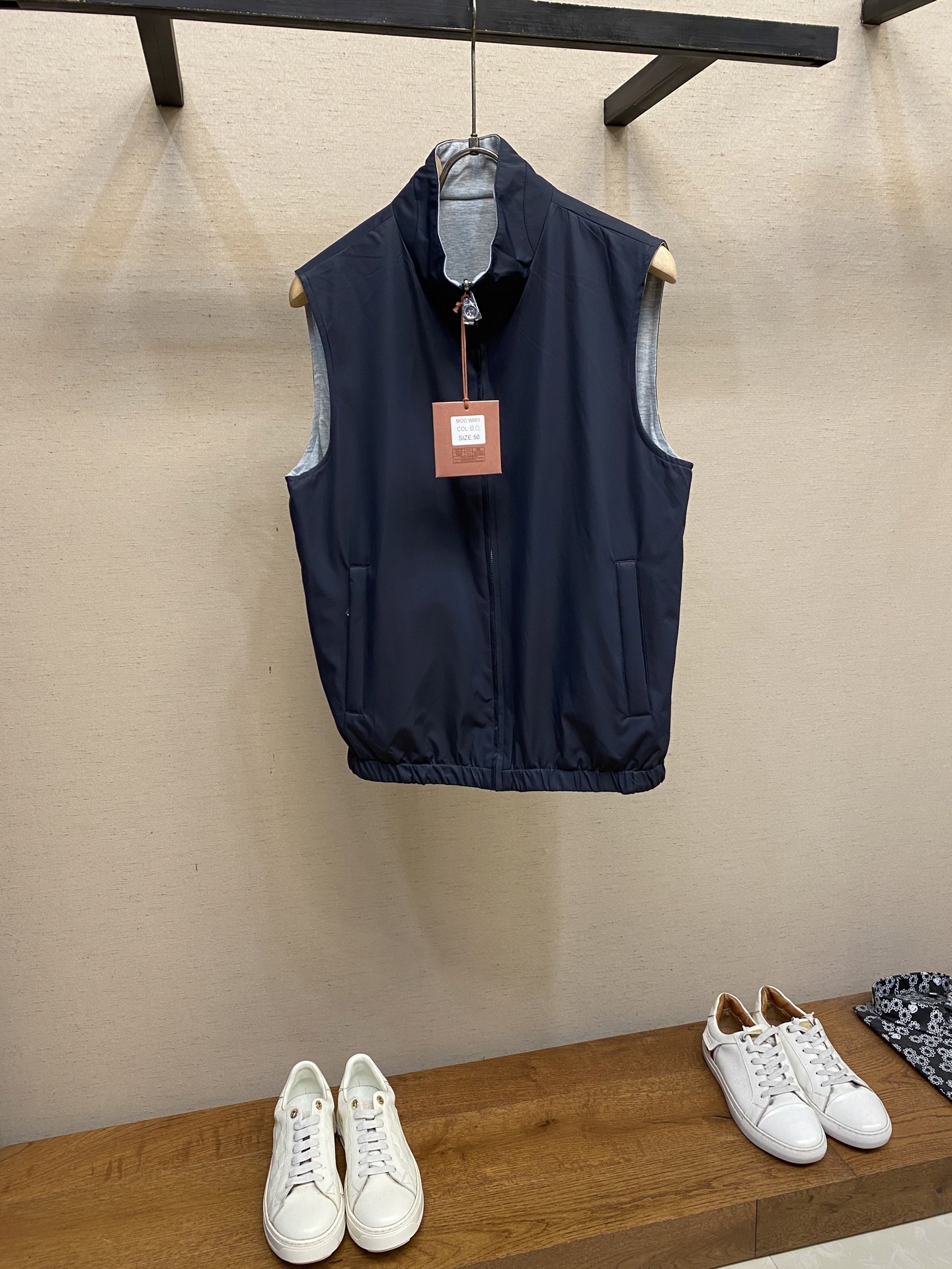 NO:528860,LP, 2025 new men's casual custom double-sided jacket vest jacket. Wearing a simple and capable casual double-sided vest jacket, instantly returns to fashionable and domineering, and is full of vitality. The most popular zipper design before history, all the fabrics need to be customized, full of luxury. The slim tailoring reflects our perfect body shape and can be easily controlled regardless of weight. Super versatile style, no matter how big it is, suitable for wearing different age groups. High street wear style, spring and summer matching tools. Size M-3xl, loro piano, jackets & coats, jackets & coats, alexander wang19860909LP,2025新款男士休闲定制双面夹克马甲外套.穿上简约干练的休闲双面马甲外套,瞬间重回时髦霸气,又是活力满满的状态.史前最流行的拉链设计,面料全部需要定制,奢华感十足.修身的剪裁体现出我们完美的体型无论胖瘦都可以轻松驾驭.超百搭款式,不挑身材的款,适合不同年龄段穿着.高街实穿款,春夏搭配利器 尺码M-3xl,,loro piana,jackets & coats,jackets & coats,alexander wang,Men's clothing