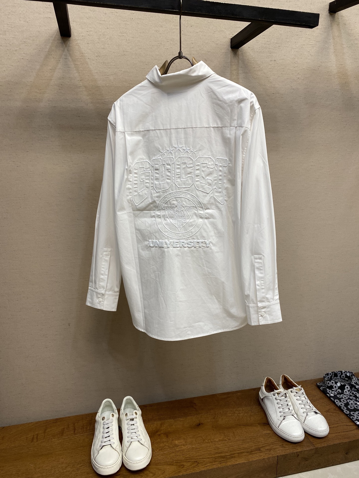 🌟🌟Gucci、新款白色衬衫 重工万针精致LOGO图型刺绣 定做扣子 宽松版型 可单穿或外搭 秋日不可缺