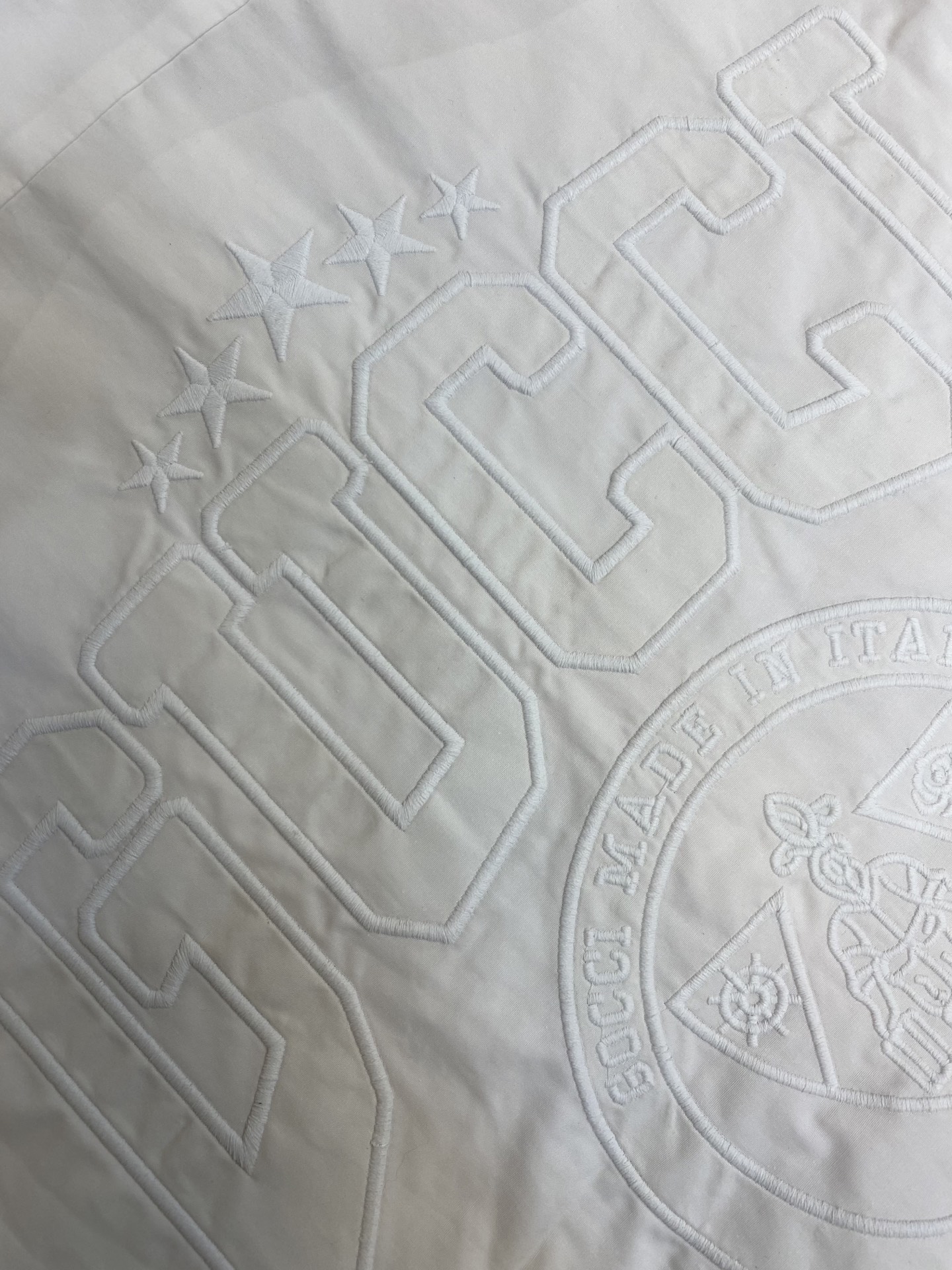 🌟🌟Gucci、新款白色衬衫 重工万针精致LOGO图型刺绣 定做扣子 宽松版型 可单穿或外搭 秋日不可缺