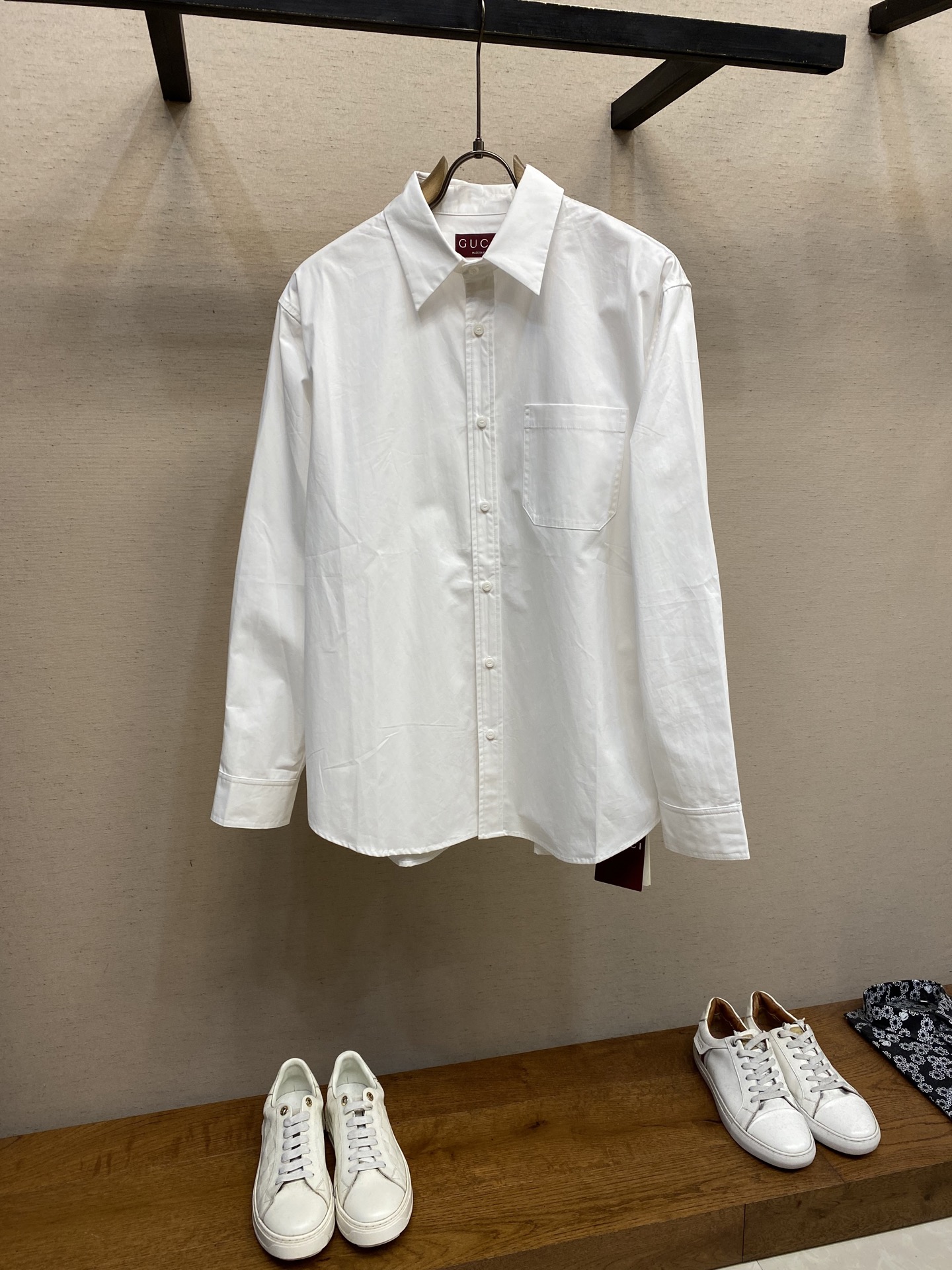 NO:528872,Gucci, new white shirt, Heavy Industry Wan Needle Exquisite LOGO graphic embroidery Custom buttons Loose style Can be worn alone or externally A indispensable white shirt in autumn, same style for men and women Size S-XL,,gucci,shirts,alexander wang19860909Gucci、新款白色衬衫 重工万针精致LOGO图型刺绣 定做扣子 宽松版型 可单穿或外搭 秋日不可缺少的一款白衬衫 男女同款 尺码S-XL,,gucci,shirts,alexander wang,Men's clothing