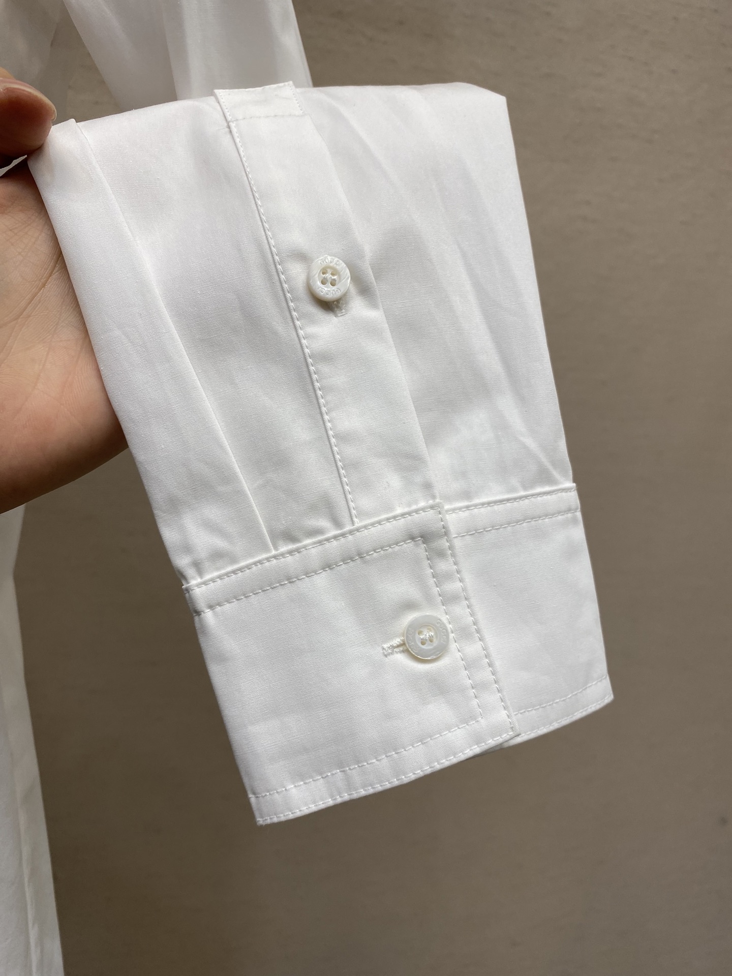 🌟🌟Gucci、新款白色衬衫 重工万针精致LOGO图型刺绣 定做扣子 宽松版型 可单穿或外搭 秋日不可缺