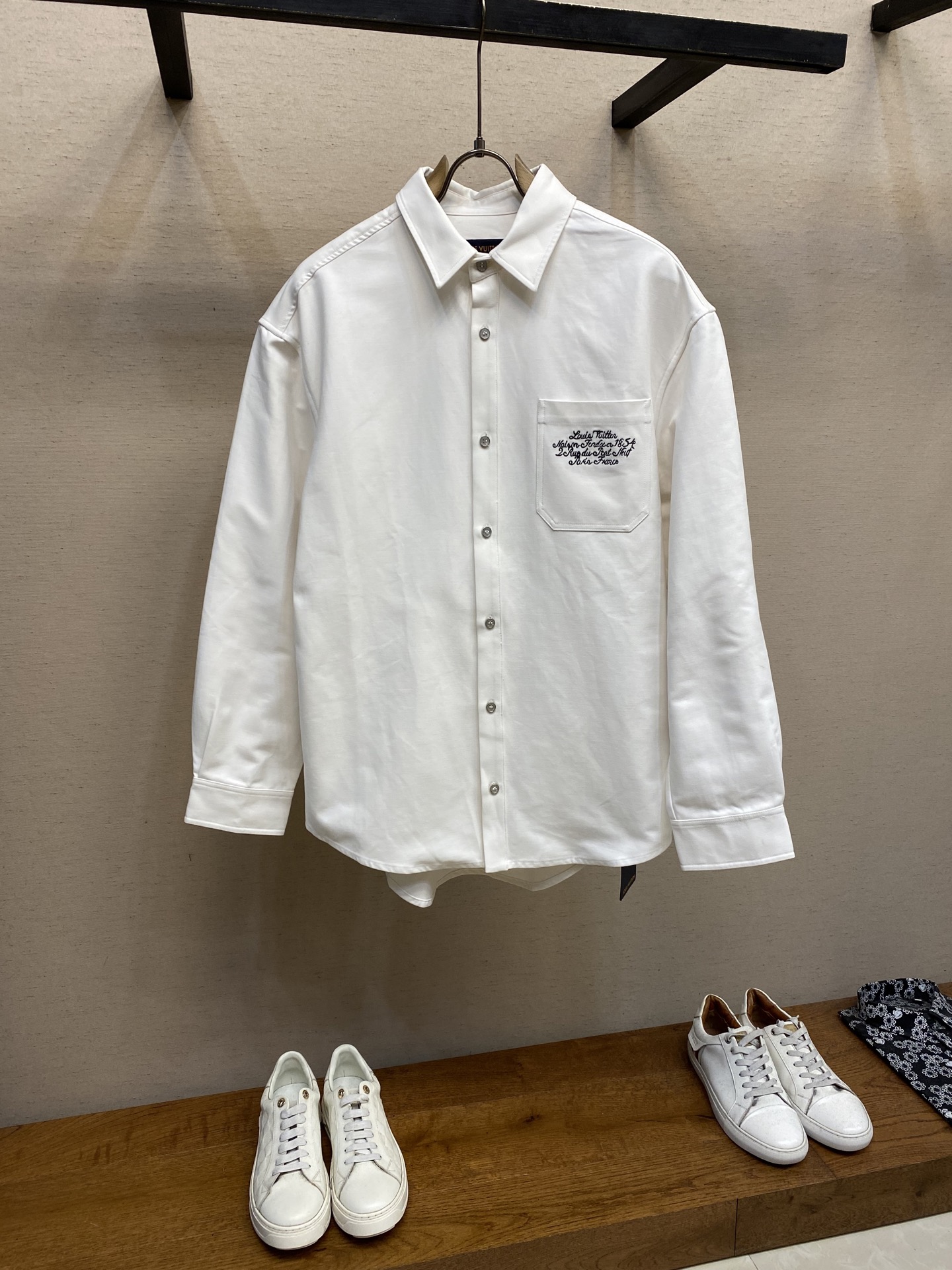 NO:528869,1V, new style shirt jacket with short front and loose back, exquisite needle embroidery, custom hardware logo buttons, oversizd wide version, same style for men and women, sizes S-XL, versace, jackets & coats,shirts,alexander wang198609091V、早秋新款衬衫外套 前短后长宽松版型 精致密针刺绣 定做五金logo扣子 oversizd宽版 男女同款 尺码S-XL,,versace,jackets & coats,shirts,alexander wang,Men's clothing