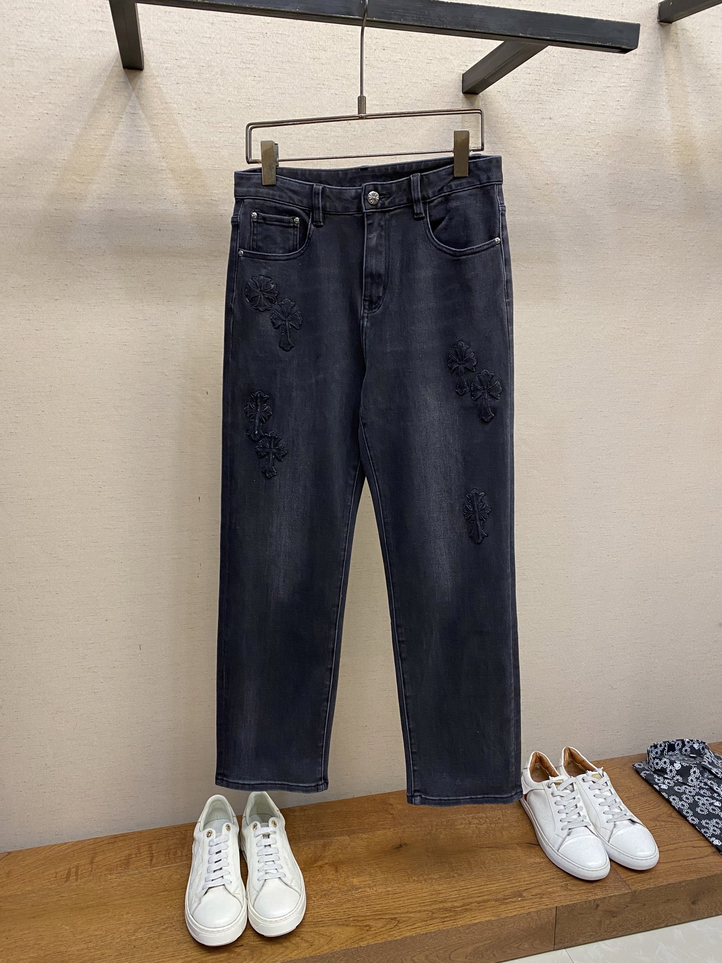 NO:528866,Chrome Heart 2025ss is easy to wear and not picky about body shape. There are no restrictions on matching. It is casual and simple to set off other items to show your style and posture~ I have to give it a thumbs up for its practical wear. The style/detail design is not to be chosen, and whoever wears it looks good. This jeans really have to modify the leg shape more than you imagined. The overall size is mainly comfortable. The trouser legs are just right, making them look slimmer and straight, and easily wear them all over the screen, and the lengthening and proportional aura is fully opened!  You can match any style of items, match with various T-shirts/shirts, knitted jackets, you don’t have to worry about matching on your daily trip. Size S-3xl, chrome hearts, jeans, jackets & coats,shirts,tees, t-shirt,alexander wang19860909Chrome Heart 2025ss好穿不挑身材在搭配上没有太多的限制 随意简洁的衬托其他单品,来展现自己的风格姿态～ 对于它的实穿性不得不竖起一个大拇指了,版型／细节设计没得挑,谁穿谁好看.这款牛仔裤真的要比你想象中更加修饰腿型,整体以舒适为主,裤腿大小做的恰到好处,显瘦显腿直,轻松穿出满屏的大长腿,拉长比例气场全开！ 可以百搭任何风格的单品,搭配各种T恤／衬衫,针织外套都可,日常外出不必再为搭配而烦恼了 尺码S-3xl,,chrome hearts,jeans,jackets & coats,shirts,tees，t-shirt,alexander wang,Men's clothing