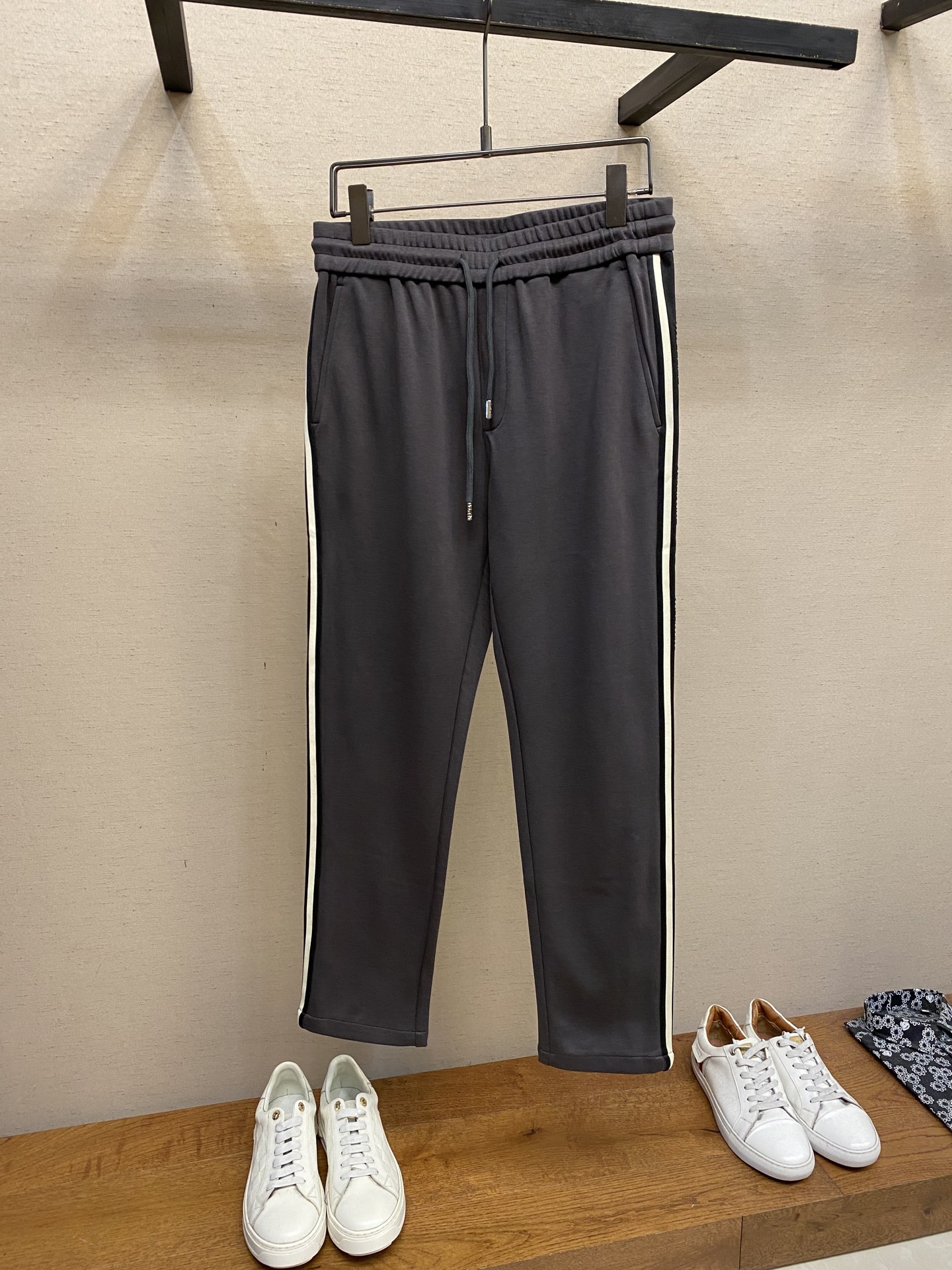 NO:525560,VLT... Men's casual pants The latest upper body style is invincible!  This pants are very versatile, elastic waist, and can be worn for daily work. They are a perfect combination of fashionable and casual and outdoor sports, so whether you wear them normally or outdoors, they are your best choice. Extreme comfort and quick sweating are the most popular key points, improving the comfort of wearing and suitable for aerobics and trail running conditions. This style is a running casual pants with an extremely wide range of applications, allowing you to naturally maintain a love for sports in summer, or you can wear them in casual life. Size S-4xl,,alexander wang19860909VLT……男士休闲裤 最新款上身版型无敌正！ 绝对可以闭眼收的一款 此款裤子非常百搭,弹力腰围,日常上班 户外运动都可以穿着,是时尚休闲与户外运动的完美结合,所以无论您平时穿或者户外穿都是您的最佳选择. 极致舒适和快速排汗是备受青睐的重点,提升穿着舒适度,适合有氧运动和越野跑条件下穿着,此款是一件适用范围极其广泛的跑步休闲裤,让你在夏天自然可以保持对运动热爱,也可以在休闲生活中穿着 尺码S-4xl,,alexander wang,Men's clothing