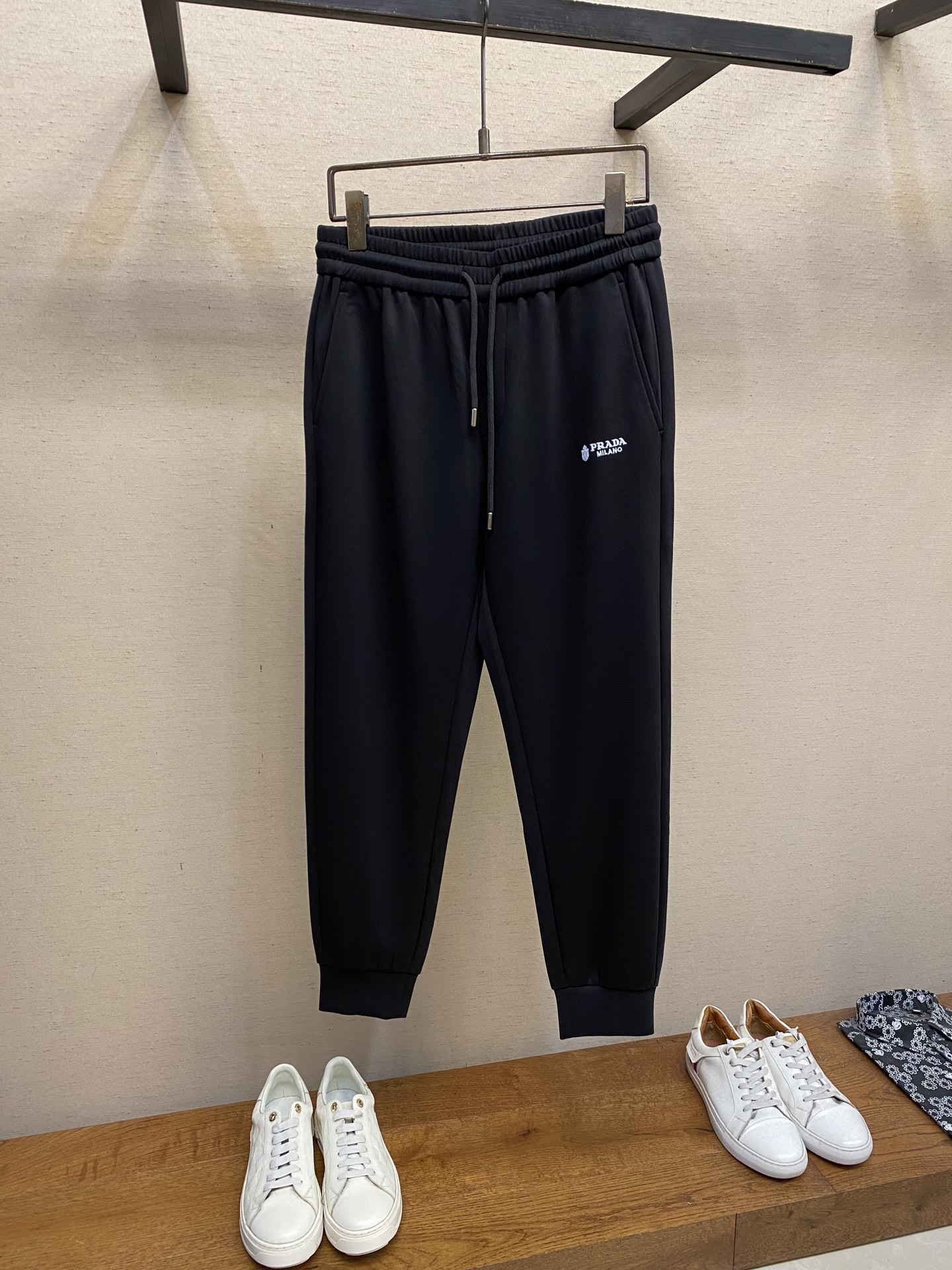 NO:525563,Prada Men's Casual Pants The latest top-body style is invincible!  This pants are very versatile, elastic waist, and can be worn for daily work. They are the perfect combination of fashionable and leisure and outdoor sports, so whether you wear them normally or outdoors, they are your best choice. Extreme comfort and quick sweating are the most popular key points, improving the comfort of wearing and suitable for aerobics and trail running conditions. This style is a running casual pants with an extremely wide range of applications, allowing you to naturally maintain a love for sports in summer, or you can wear them in casual life. Size S-4xl, prada, alexander wang19860909Prada男士休闲裤 最新款上身版型无敌正！ 绝对可以闭眼收的一款 此款裤子非常百搭,弹力腰围,日常上班 户外运动都可以穿着,是时尚休闲与户外运动的完美结合,所以无论您平时穿或者户外穿都是您的最佳选择. 极致舒适和快速排汗是备受青睐的重点,提升穿着舒适度,适合有氧运动和越野跑条件下穿着,此款是一件适用范围极其广泛的跑步休闲裤,让你在夏天自然可以保持对运动热爱,也可以在休闲生活中穿着 尺码S-4xl,,prada,alexander wang,Men's clothing