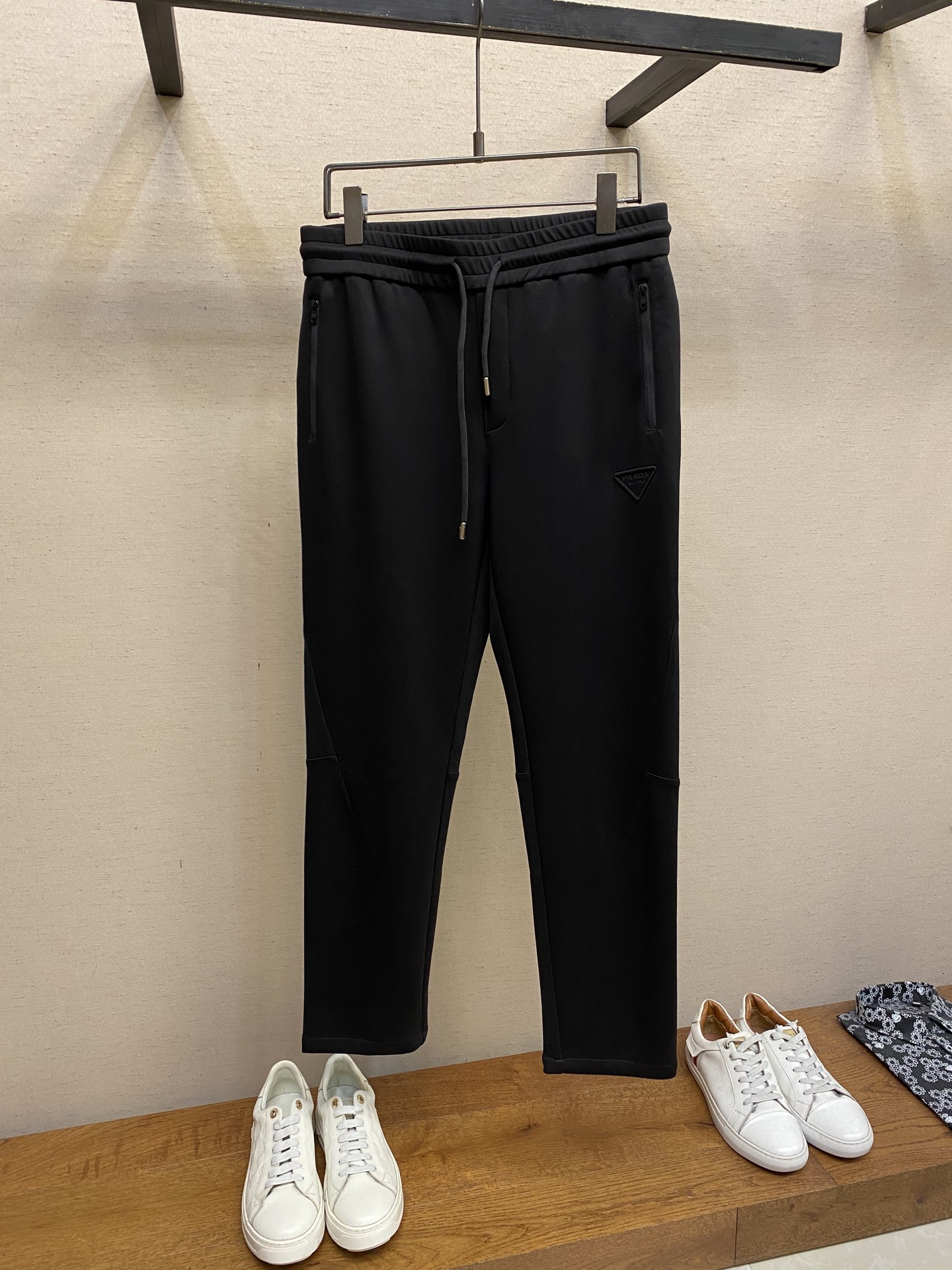 NO:524557,Prada Men's Casual Pants The latest top-body style is invincible!  This pants are very versatile, elastic waist, and can be worn for daily work. They are the perfect combination of fashionable and leisure and outdoor sports, so whether you wear them normally or outdoors, they are your best choice. Extreme comfort and quick sweating are the most popular key points, improving the comfort of wearing and suitable for aerobics and trail running conditions. This style is a running casual pants with an extremely wide range of applications, allowing you to naturally maintain a love for sports in summer, or you can wear them in casual life. Size S-4xl, prada, alexander wang19860909Prada男士休闲裤 最新款上身版型无敌正！ 绝对可以闭眼收的一款 此款裤子非常百搭,弹力腰围,日常上班 户外运动都可以穿着,是时尚休闲与户外运动的完美结合,所以无论您平时穿或者户外穿都是您的最佳选择. 极致舒适和快速排汗是备受青睐的重点,提升穿着舒适度,适合有氧运动和越野跑条件下穿着,此款是一件适用范围极其广泛的跑步休闲裤,让你在夏天自然可以保持对运动热爱,也可以在休闲生活中穿着 尺码S-4xl,,prada,alexander wang,Men's clothing