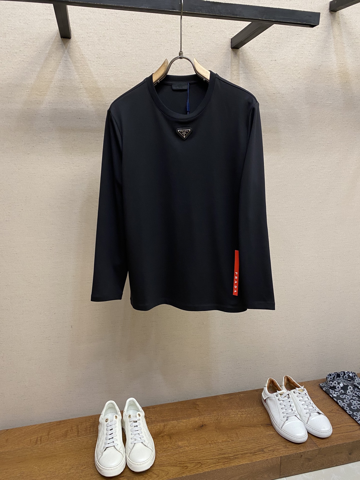 NO:524560,Prada, men and women's round neck long-sleeved T-shirts can be worn outside in autumn, winter, can be worn all year round, super high cost performance, casual comparison, original customized pure cotton wool cotton, skin pressing feels super comfortable, very heavy and textured, natural and casual can show the fashion personality of the dresser, loose and slightly wide T-shirt style cut, and the same style of men and women's style can be matched with fashionable styles, and can be made of fashionable styles based on daily wear styles!  Size 48-56 Color black, white, prada,tees, t-shirt,alexander wang19860909Prada、男女同款圆领长袖T恤 秋天可外穿 冬天可打底 一年四季可穿 超高性价比 随意对比 面料采用原版订制纯棉长绒棉 压肤感觉超舒服,非常重磅且有质感 自然随性的可以展现出着装者的时尚个性,宽松微阔T恤版型剪裁,男女同款出彩搭配,可任凭日常穿搭风格凹出时尚造型！ 尺码48-56 颜色黑色,白色,,prada,tees，t-shirt,alexander wang,Men's clothing