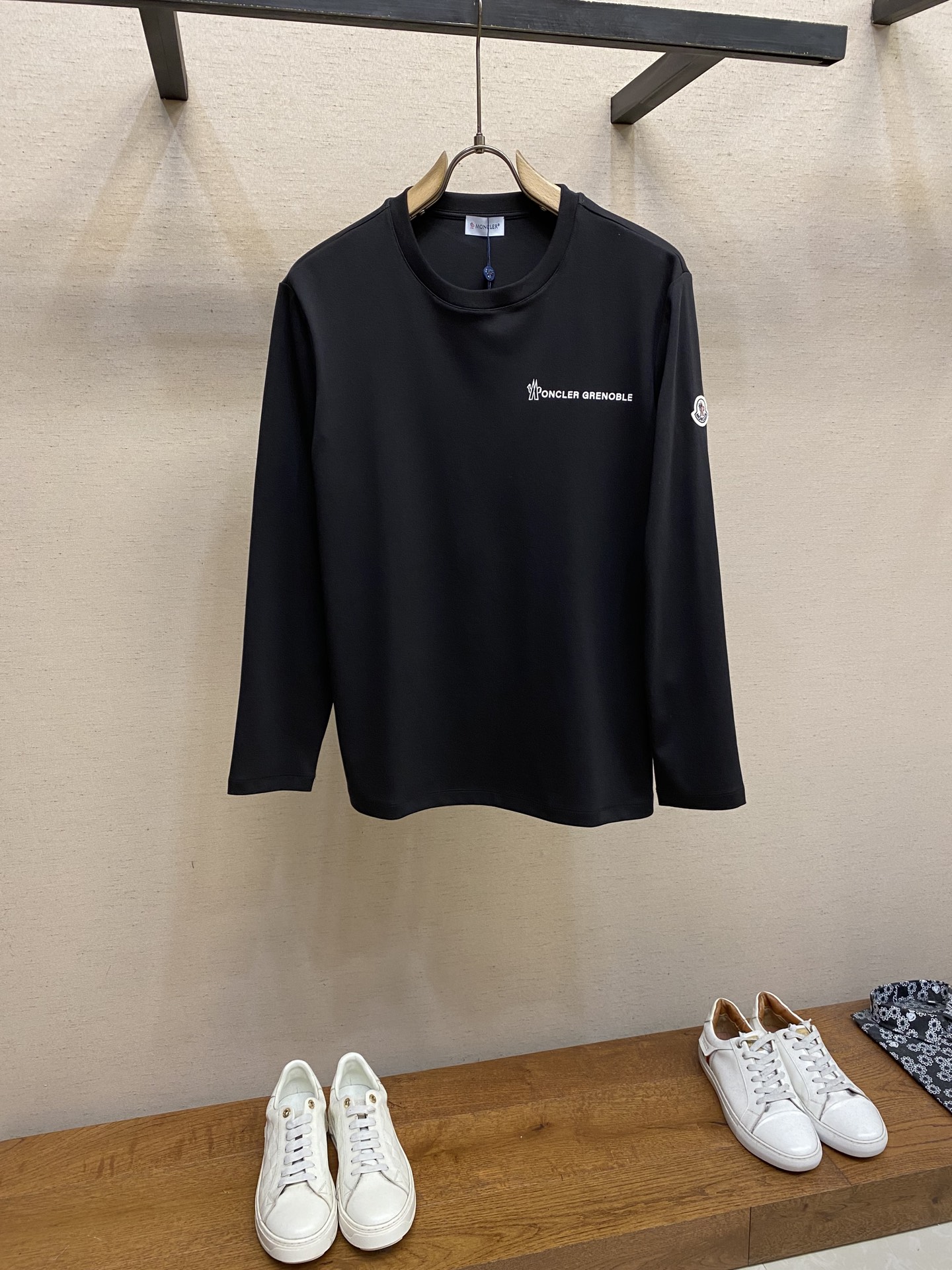 NO:524563,Moncler, men and women's round neck long-sleeved T-shirts can be worn outside in autumn, winter, and can be worn all year round, super high cost performance, casual comparison. The fabric is made of original customized pure cotton wool cotton. The skin feels super comfortable, very heavy and textured. Natural and casual can show the fashion personality of the dresser. The loose and slightly wide T-shirt style is cut, and the same style is excellent, so you can let the daily outfit style concave a fashionable look!  Size 48-56 Color black, white, tees, t-shirt, alexander wang19860909Moncler、男女同款圆领长袖T恤 秋天可外穿 冬天可打底 一年四季可穿 超高性价比 随意对比 面料采用原版订制纯棉长绒棉 压肤感觉超舒服,非常重磅且有质感 自然随性的可以展现出着装者的时尚个性,宽松微阔T恤版型剪裁,男女同款出彩搭配,可任凭日常穿搭风格凹出时尚造型！ 尺码48-56 颜色黑色,白色,,tees，t-shirt,alexander wang,Men's clothing