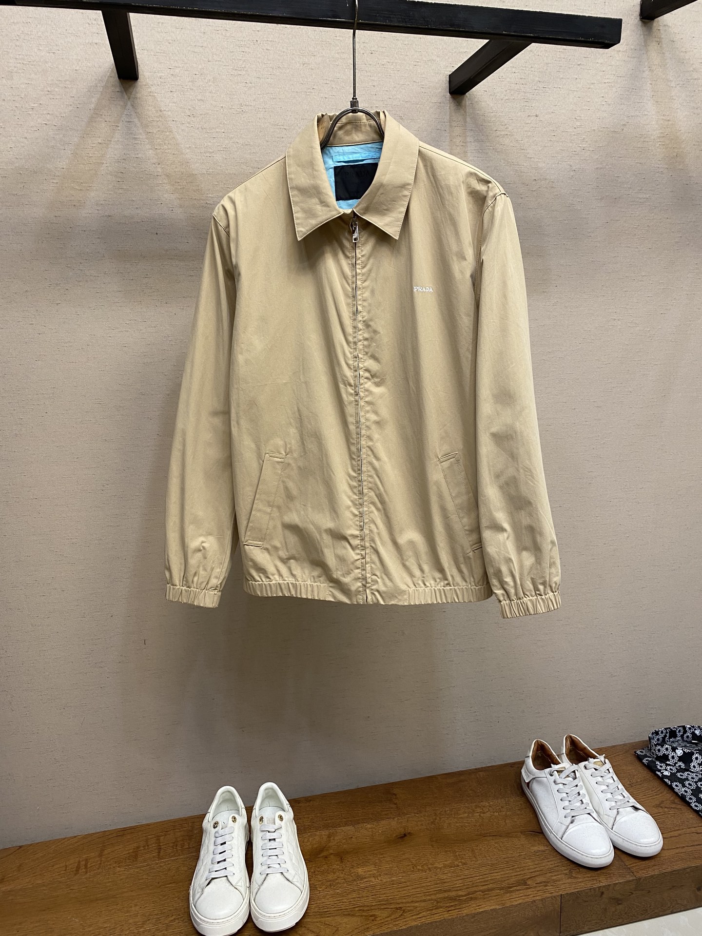 NO:524569,Prada, 2025 new men's casual custom jacket. Wearing a simple and capable casual jacket, you will instantly return to fashionable and domineering, and be full of vitality. The most popular zipper design before history, all the fabrics need to be customized, full of luxury. The slim tailoring reflects our perfect body shape, which can be easily controlled regardless of weight. Super versatile style, no matter how big it is, suitable for wearing different age groups. High street wear style, spring and summer matching tools. Size 48-56,,prada, jackets & coats, jackets & coats, alexander wang19860909Prada、2025新款男士休闲定制夹克外套.穿上简约干练的休闲外套,瞬间重回时髦霸气,又是活力满满的状态.史前最流行的拉链设计,面料全部需要定制,奢华感十足.修身的剪裁体现出我们完美的体型无论胖瘦都可以轻松驾驭.超百搭款式,不挑身材的款,适合不同年龄段穿着.高街实穿款,春夏搭配利器 尺码48-56,,prada,jackets & coats,jackets & coats,alexander wang,Men's clothing