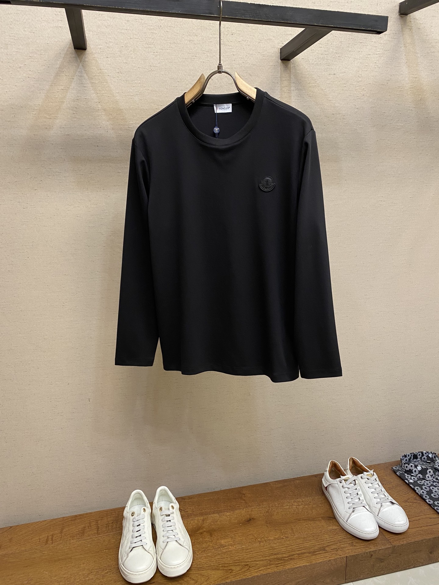 NO:524559,Moncler, men and women's round neck long-sleeved T-shirts can be worn outside in autumn, winter, and can be worn all year round, super high cost performance, casual comparison. The fabric is made of original customized pure cotton wool cotton. The skin feels super comfortable, very heavy and textured. Natural and casual can show the fashion personality of the dresser. The loose and slightly wide T-shirt style is cut, and the same style is excellent, so you can let the daily outfit style concave a fashionable look!  Size 48-56 Color black, white, tees, t-shirt, alexander wang19860909Moncler、男女同款圆领长袖T恤 秋天可外穿 冬天可打底 一年四季可穿 超高性价比 随意对比 面料采用原版订制纯棉长绒棉 压肤感觉超舒服,非常重磅且有质感 自然随性的可以展现出着装者的时尚个性,宽松微阔T恤版型剪裁,男女同款出彩搭配,可任凭日常穿搭风格凹出时尚造型！ 尺码48-56 颜色黑色,白色,,tees，t-shirt,alexander wang,Men's clothing