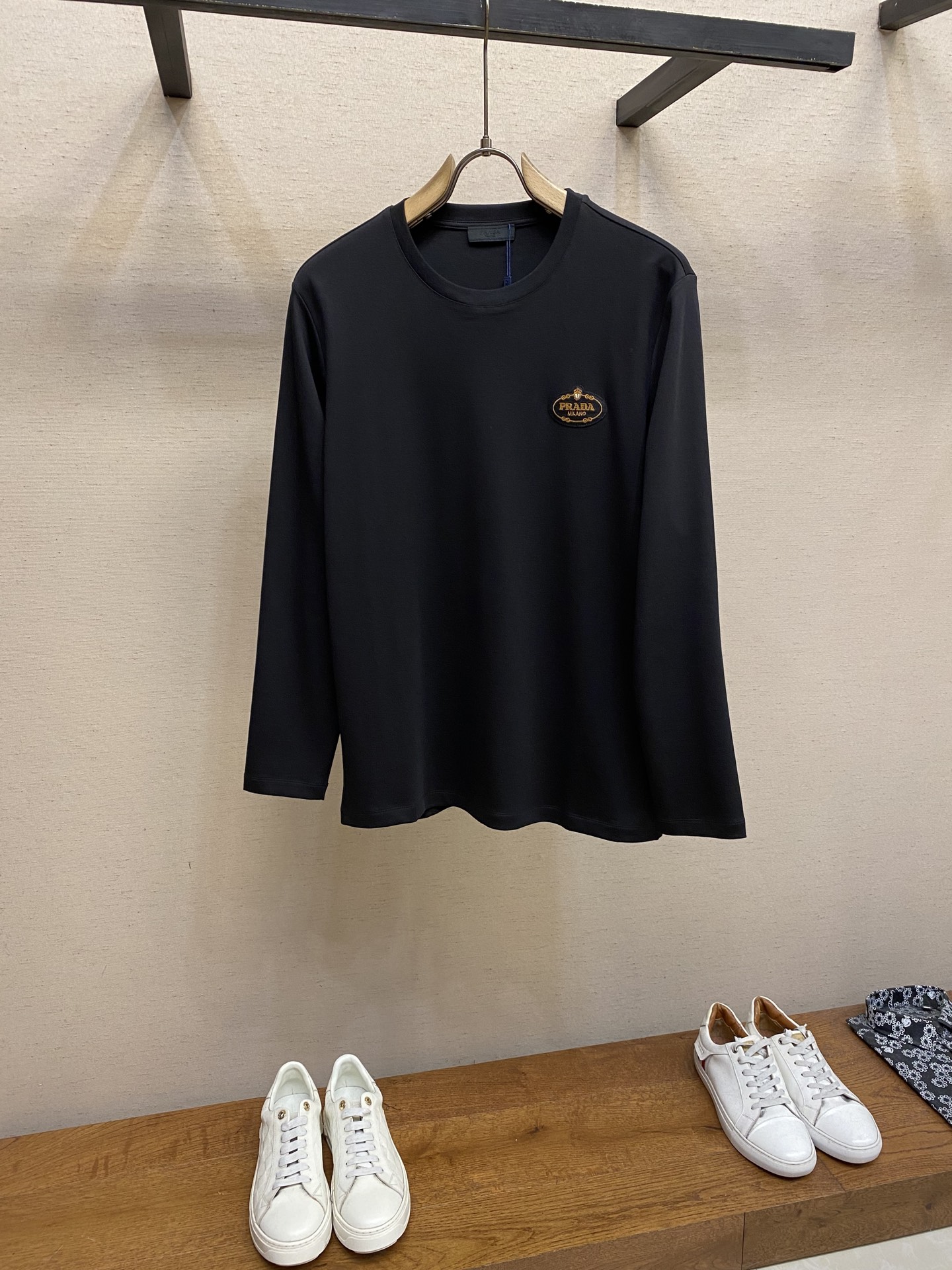 NO:524566,Prada, men and women's round neck long-sleeved T-shirts can be worn outside in autumn, winter, can be worn all year round, super high cost performance, casual comparison, original customized pure cotton wool cotton, skin pressing feels super comfortable, very heavy and textured, natural and casual can show the fashion personality of the dresser, loose and slightly wide T-shirt style cut, and the same style of men and women's style can be matched with fashionable styles, and can be made of fashionable styles based on daily wear styles!  Size 48-56 Color black, white, prada,tees, t-shirt,alexander wang19860909Prada、男女同款圆领长袖T恤 秋天可外穿 冬天可打底 一年四季可穿 超高性价比 随意对比 面料采用原版订制纯棉长绒棉 压肤感觉超舒服,非常重磅且有质感 自然随性的可以展现出着装者的时尚个性,宽松微阔T恤版型剪裁,男女同款出彩搭配,可任凭日常穿搭风格凹出时尚造型！ 尺码48-56 颜色黑色,白色,,prada,tees，t-shirt,alexander wang,Men's clothing