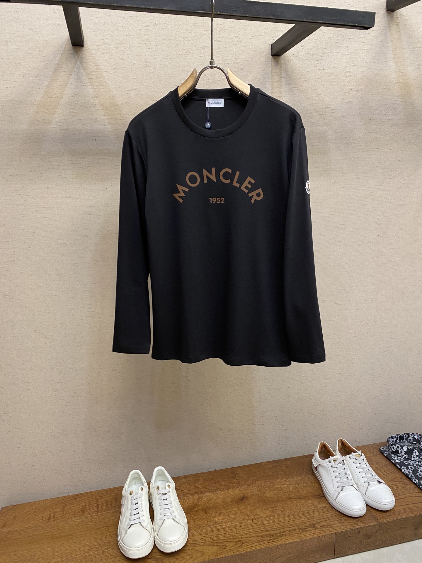 NO:524575,Moncler, men and women's round neck long-sleeved T-shirts can be worn outside in autumn, winter, and can be worn all year round, super high cost performance, casual comparison. The fabric is made of original customized pure cotton wool cotton. The skin feels super comfortable, very heavy and textured. Natural and casual can show the fashion personality of the dresser. The loose and slightly wide T-shirt style is cut, and the same style is excellent, so you can let the daily outfit style concave a fashionable look!  Size 48-56 Color black, white, tees, t-shirt, alexander wang19860909Moncler、男女同款圆领长袖T恤 秋天可外穿 冬天可打底 一年四季可穿 超高性价比 随意对比 面料采用原版订制纯棉长绒棉 压肤感觉超舒服,非常重磅且有质感 自然随性的可以展现出着装者的时尚个性,宽松微阔T恤版型剪裁,男女同款出彩搭配,可任凭日常穿搭风格凹出时尚造型！ 尺码48-56 颜色黑色,白色,,tees，t-shirt,alexander wang,Men's clothing