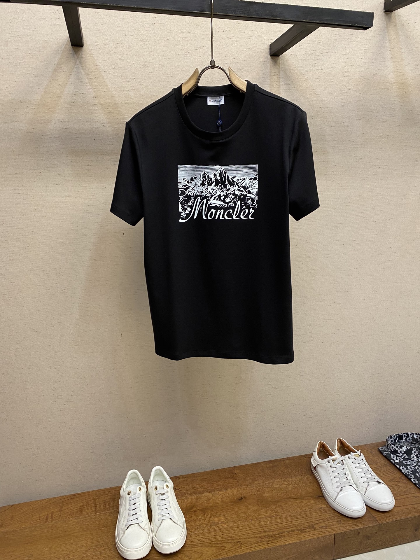 NO:524581,Moncler, new short-sleeved yyds, daily wear, custom-made pure cotton elastic cotton fabric short-sleeved T-shirt, charm lies in creating a simple and luxurious fashion, and feel the unique temperament of the British style at will. The loose style shows a casual and casual style, whether it is matched with jeans, casual pants, or skirts, it can show a unique personality Size 48-56 Color black, white, skirts, jeans, T-shirt, tees, t-shirt, alexander wang19860909Moncler,新款短袖yyds 日常出门闭眼搭 定制纯棉弹力棉面料短袖T恤 魅力在于创造了简约奢华感的时尚,随意搭配感受英式风格独特气质. 宽松的版型展现出休闲随意的风格,无论是搭配牛仔裤、休闲裤、还是裙子,都能展现出独特的个性 尺码48-56 颜色黑色,白色,,skirts,jeans,T-shirt,tees，t-shirt,alexander wang,Men's clothing