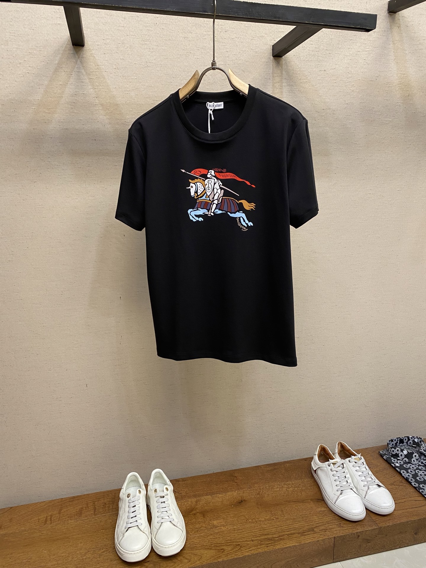 NO:524584,BBR, new short-sleeved yyds, daily wear, custom-made pure cotton elastic cotton fabric short-sleeved T-shirt, charm lies in creating a simple and luxurious fashion, and feel the unique temperament of the British style at will. The loose style shows a casual and casual style, whether it is matched with jeans, casual pants, or skirts, it can show a unique personality Size 48-56 Color black, white, skirts, jeans, T-shirt, tees, t-shirt, alexander wang19860909BBR,新款短袖yyds 日常出门闭眼搭 定制纯棉弹力棉面料短袖T恤 魅力在于创造了简约奢华感的时尚,随意搭配感受英式风格独特气质. 宽松的版型展现出休闲随意的风格,无论是搭配牛仔裤、休闲裤、还是裙子,都能展现出独特的个性 尺码48-56 颜色黑色,白色,,skirts,jeans,T-shirt,tees，t-shirt,alexander wang,Men's clothing