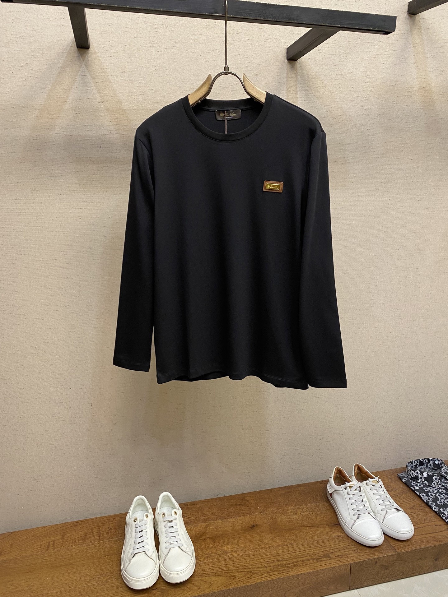 NO:524578,DG, round neck long-sleeved T-shirt for men and women. They can be worn outside in autumn. They can be based in winter. They can be worn all year round. Super high cost performance. Random comparison. The fabric is made of original customized pure cotton wool cotton. The skin feels super comfortable, very heavy and textured. Natural and casual can show the fashion personality of the dresser. The loose and slightly wide T-shirt style is cut, and the same style is excellent. You can let the daily outfit style concave the fashionable style!  Size 48-56 Color black, white, tees, t-shirt, alexander wang19860909DG,男女同款圆领长袖T恤 秋天可外穿 冬天可打底 一年四季可穿 超高性价比 随意对比 面料采用原版订制纯棉长绒棉 压肤感觉超舒服,非常重磅且有质感 自然随性的可以展现出着装者的时尚个性,宽松微阔T恤版型剪裁,男女同款出彩搭配,可任凭日常穿搭风格凹出时尚造型！ 尺码48-56 颜色黑色,白色,,tees，t-shirt,alexander wang,Men's clothing