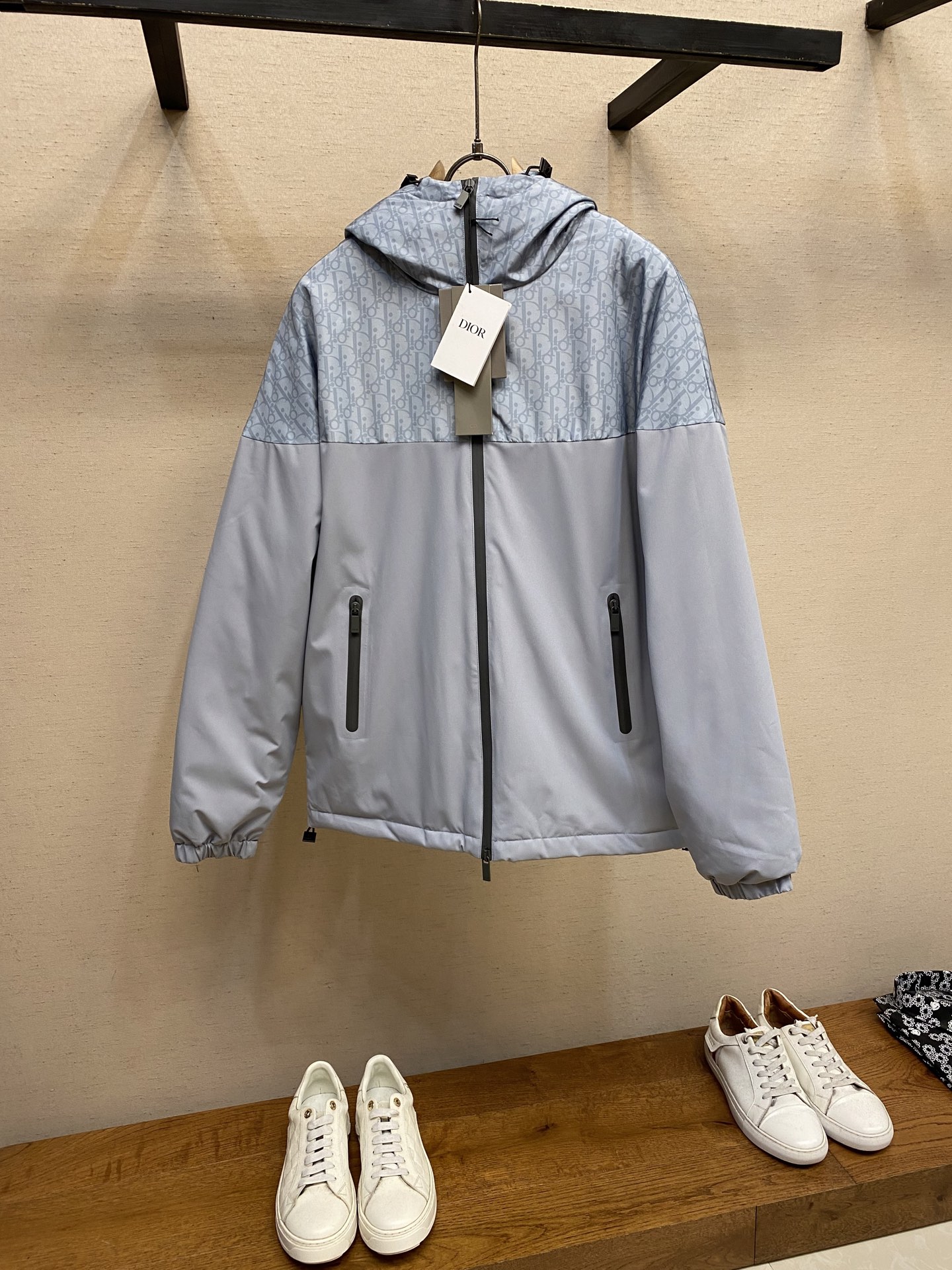 NO:573006,Dior, CD jacquard splicing jacket down jacket Dior hooded down jacket is the first heavy-duty down jacket, the same style for men and women. It uses excellent high-tech waterproof short-fiber nylon fabric, waterproof zipper. 90 white duck down filling, the warmth and comfort are self-evident, and it is filled with good down. The whole dress is very light and not heavy. Complex heavy-duty craftsmanship is not something that ordinary small factories can do. The better things are, the less necessary to introduce them. The detailed pictures are detailed.  Size 46-52,,dior,down jacket,hats,alexander wang19860909Dior,CD提花拼接冲锋衣羽绒服 Dior连帽羽绒服 重磅首发重工羽绒服,男女同款. 使用出色的高科技防水性能短纤尼龙面料,防水拉链.90白鸭绒填充,保暖度舒适度不言而喻,充好绒 整件衣服非常轻盈不厚重 复杂重工工艺,不是一般小厂能做得得出来的,越好的东西越是不需过多介绍了,细节图细品. 尺码46-52,,dior,down jacket,hats,alexander wang,Men's clothing