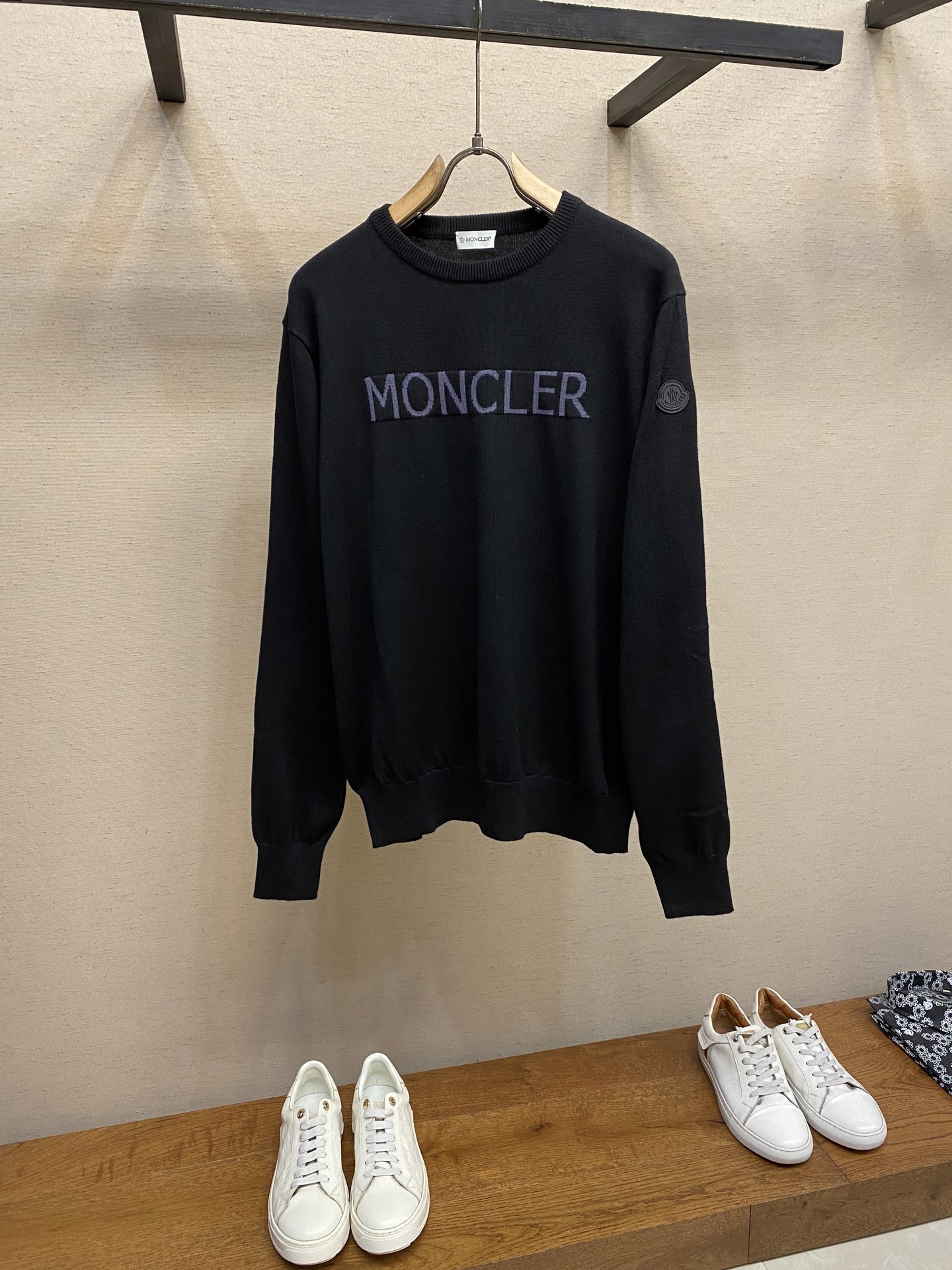 NO:569376,Moncler, jacquard crew neck sweater fabrics are made of wool blended fabrics, mainly 95% wool, combined with 4% nylon and 1% spandex. The main body of wool ensures the warmth and comfort of the clothing. The addition of a small amount of nylon and spandex significantly improves the elasticity and wear resistance. The ribbed decorative parts are made of wool, which further improves the texture and wearing experience. Technology Through the high needle count and fine gauge loom, combined with the orderly direction of the internal yarn, the floating yarn is cleverly woven and stored, with almost no unnecessary thread mess. The color switching of each group of letters is synchronized with the knitting needle in milliseconds, forming an exquisite letter LOGO jacquard decoration on the chest. Sizes S-XL,,sweaters,alexander wang19860909Moncler、提花圆领毛衣 面料选择采用了羊毛混纺面料,以95的羊毛为主,结合了4的锦纶和1的氨纶,羊毛主体保证了衣物的保暖性和舒适度,少量锦纶与氨纶的加入使弹性和耐磨性得到显著提升.罗纹装饰部件则选用了羊毛,进一步提升了质感与穿着体验. 工艺 通过高针数细针距织机,结合内部纱线井井有条的走向,浮线被巧妙的编织收纳,几乎无多余的线头杂乱,每一个团字母色彩的切换与织针毫秒不差的同步,形成精致的字母LOGO提花饰于胸口处. 尺码S-XL,,sweaters,alexander wang,Men's clothing