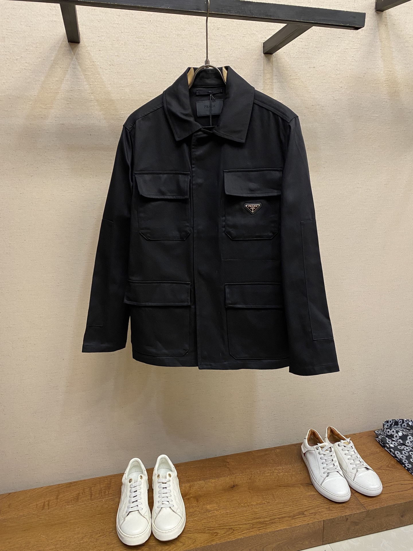 NO:541464,Prada, cotton workwear style jacket fabric selection: The fabric bones and bones are constructed with 45° oblique warp and weft interwoven. The tightly arranged cotton yarn forms a natural three-dimensional texture, giving it a practical base that resists wrinkles and wear resistance. At the same time, the matte texture echoes the rough aesthetic of the workwear style. It retains the natural skin-friendly and sweat-absorbing ability of cotton fibers, while taking into account warmth and breathability. Process and details 1 Use the natural stiffness of the fabric to reinforce the shoulder thread seams through double-layer cotton yarn to create a sculptural wide shoulder profile to avoid soft collapse and deformation. Invisible thread lining is embedded in the cuffs to ensure freedom in every move. 2 Through the natural hardness of low-temperature ironing and the twill cloth, a 30-degree stiffness angle is created to make the neckline fit the neck curve and improve wear comfort.  3 Abandon traditional lining, shape the silhouette with the crispness of the fabric itself, reducing redundant layers while improving breathability. 4 The hidden button closure and flat bottom edge design enhance the tough temperament and the loose fit to avoid bloating. 5: Symmetrical flip patch pocket enhances practicality, and the three-dimensional silhouette adds a sense of layering. The tight stitching at the edges makes the bag solid while adding beauty. Size S-XL, prada, jackets & coats, alexander wang19860909Prada,棉质工装风夹克 面料选择 以45°斜向经纬交织构筑面料筋骨,紧密排列的棉纱形成天然立体肌理,赋予抗皱耐磨的实用基底,同时通过哑光质感呼应工装风的粗粝美学,其保留了棉纤维天然的亲肤性和吸汗能力,同时又兼顾保暖性和透气性. 工艺与细节 1利用面料天然硬挺性,通过双层棉纱加固肩线接缝,打造雕塑感宽肩轮廓,避免软塌变形.袖口内嵌隐形螺纹衬条,确保举手投足间的自如. 2通过低温压烫与斜纹布自然的硬度融合,打造30度力挺角度,使领口贴合颈部曲线,提升穿着舒适度. 3摒弃传统衬里,以面料本身的挺括度塑造廓形,减少冗余层次的同时提升透气性. 4隐藏式纽扣开合和平直底边设计强化硬朗气质与宽松版型形成平衡,避免臃肿感. 5:对称翻盖贴袋强化实用性,立体廓形增添层次感.边缘处紧密的缝线使袋体牢固的同时又增添美感. 尺码S-XL,,prada,jackets & coats,alexander wang,Men's clothing