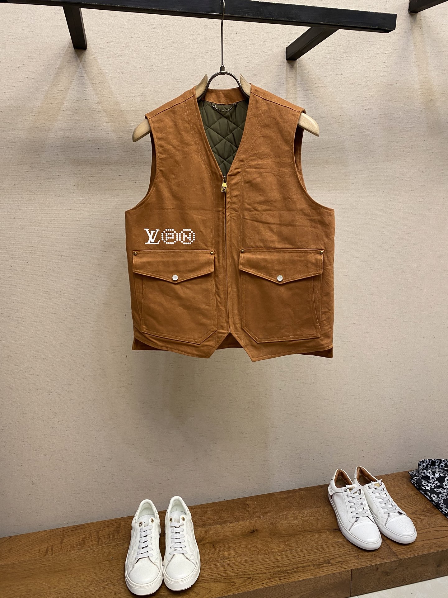 NO:524579,1V Dry Cleaning Only Louis Home This zippered work-mounted cotton vest jacket 1V PN logo sits above the right pocket, and the portraits of Pharrell Williams and Nigo at the rear complement each other, showing the creativity and ingenuity that the two designers poured into the 2025 autumn and winter show. The lightweight cotton canvas is integrated into the quilted lining, making it a good choice for a hot summer jacket, and can also be used as a jacket for a cooler season. Main fabric: Cotton lining: 70 polyester, 30 cotton filler: Polyester quilted lining zippered pearlescent snap pocket flap pocket, with side openings and rivets on the right pocket with logo prints on the rear logo print Dry cleaning only S-XL,,louis vuitton, jackets & coats, jackets &  coats,alexander wang198609091V 仅限干洗路易家本款拉链工装夹棉背心外套 1V PN 标识栖身右侧口袋上方,后部Pharrell Williams 和 Nigo 的肖像互为映衬,展现两位设计师为 2025 秋冬秀场倾注的创意巧思.轻盈棉质帆布融入绗缝内衬,成就炎炎夏日的外套佳选,亦可用作微凉时节的夹克内搭.主面料: 棉内衬: 70 聚酯纤维, 30 棉填充物: 聚酯纤维绗缝内衬拉链开合珠光按扣口袋翻盖口袋,配有侧开口和铆钉右侧口袋上方饰有标识印花后部标识印花 仅限干洗 尺码S-XL,,louis vuitton,jackets & coats,jackets & coats,alexander wang,Men's clothing