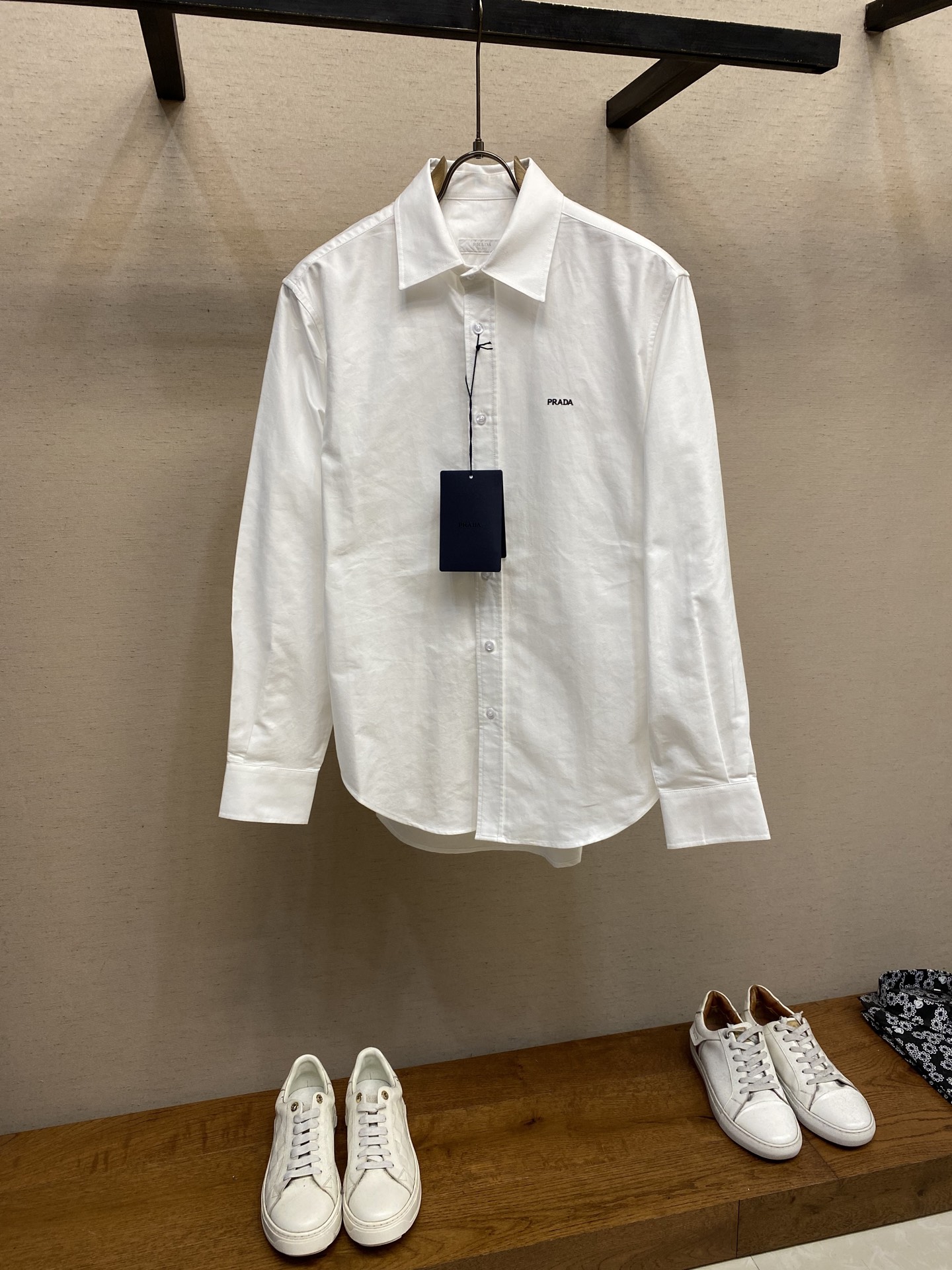 NO:524585,Prada, 2025FW Early Autumn Series Cotton Beaded Canvas Basic Long Sleeve Shirt This cotton shirt features classic tailoring, round hem and hidden button placket design. Embroidered letter logos on the front add a sophisticated touch to the clothing. Easily create a fall matching!  Classic version, classic collar, hidden button placket, round hem, classic cuffs, pearl buttons, front embroidered letter logos Recommended for dry cleaning or reverse wrap laundry bag cold water machine wash!  Size S-XL, prada,shirts,alexander wang19860909Prada,2025FW早秋系列棉质珠地帆布基础款长袖衬衫 此款棉质衬衫采用经典剪裁,圆形下摆和隐藏式纽扣门襟设计.正面刺绣字母徽标为衣物增添精致韵味.轻松打造秋季搭配！经典版款、经典衣领、隐藏式钮扣门襟、圆形下摆、经典袖口、珍珠钮扣、正面刺绣字母徽标 建议干洗或反面包裹洗衣袋冷水快速机洗！ 尺码S-XL,,prada,shirts,alexander wang,Men's clothing