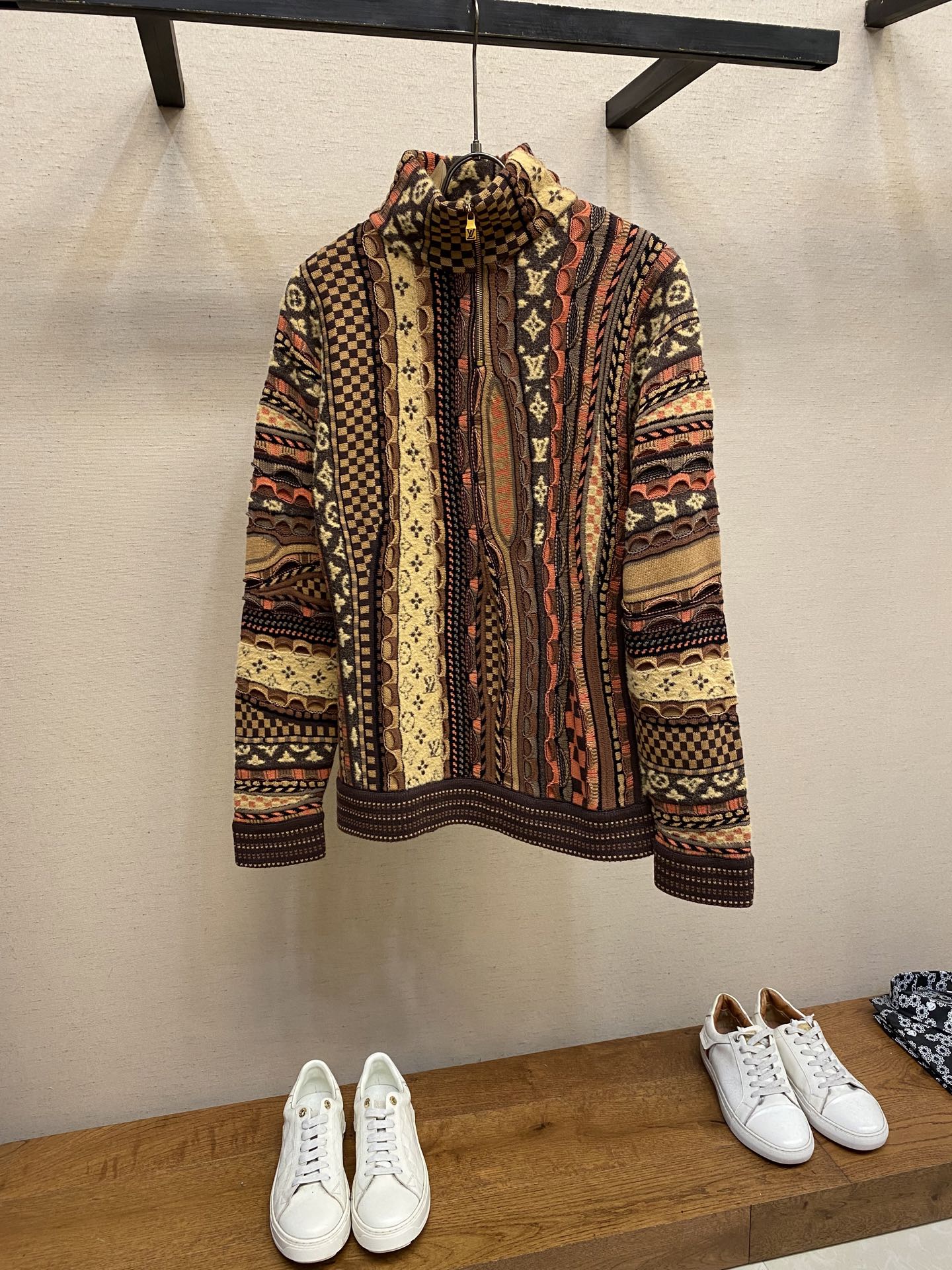 NO:524588,1V/Louis 25FW Co-branded Nigo series Monogram Jacquard Heavy Industry Half Zipper Standing Collar Sweater Heavy Industry Positioning Three-dimensional Contrast Color Inlay Technology Permeates the fashionable and high-end feeling!  Swiss woven positioning inlay craftsmanship, high-end pink color matching, sporty style for men and women!  The classic wide version is fashionable and high-end!  Size XS-L, louis vuitton,sweaters,alexander wang198609091V/路易 25FW 联名Nigo系列Monogram花提花重工半拉链立领毛衣 重工定位立体撞色嵌花工艺贯穿时髦高级感！瑞士机织定位嵌花工艺,高级粉嫩配色 运动气息男女同款！经典宽版版型时髦又高级！ 尺码XS-L,,louis vuitton,sweaters,alexander wang,Men's clothing