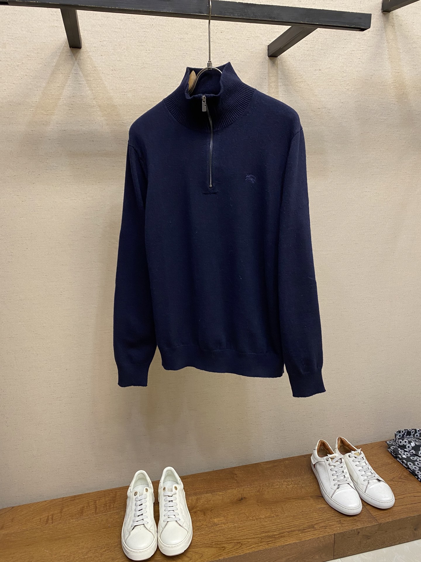 NO:524573,BBR, embroidered semi-zipper turtleneck sweater fabric selection The main body of the fabric feels, warmth and lightness, while providing an unparalleled wearing experience. The feeding of a small amount of polyamide and lycra enhances the overall durability and pill resistance, and woves an invisible support network in the soft cashmere, and has a certain elasticity to better fit the human body curve and freely retract. Craft 1:  Due to the characteristics of sweater fabric, the frame is stretched just right when stretching, and then a hot melt liner is used under the wool sheet to provide it with certain temporary stable support to prevent the pattern from being twisted, wrinkled and stitched. The computer embroidery machine's high-precision calculation program system controls the embroidery frame to move in the X/Y direction. At the same time, the needle is shuttled up and down, and embroidered according to the set path, automatically complete the thread cutting, jumping and other actions, forming a stitch track, automatically adjust the tension of the upper and lower lines, ensuring that the stitch is flat and there is no floating line, forming a war horse pattern with an error of ±0.1mm. Process 2 Add detergent, and the large goods are initially rinsed at a water temperature of about 35 degrees to remove impurities in the production process. Then gently digest the feathers on the surface through protease, reduce the tendency to pill from the root, improve the feel, retain softness, and eliminate stimulation. Finally, after dehydration and drying, the size and shape stability are improved.  Size S-XL, Sweaters, Alexander wang19860909BBR,刺绣半拉链高领针织衫 面料选择 以羊绒为主体主导面料的手感、保暖性和轻盈感,同时提供无与伦比的穿着体验.少量聚酰胺和莱卡的喂入增强整体的耐用性和抗起球性,在柔软的羊绒中编织进了一个无形的支撑网络,同时又有一定的弹力,更好的贴合人体曲线,收放自如. 工艺1: 因毛衣面料特性,绷框时拉伸恰到好处,再使用热熔衬垫在毛织片下方,为其提供一定的临时稳定支撑,防止取下后回缩导致图案扭曲,起皱和针迹凹陷.电脑绣花机高精度的计算程序系统控制绣花框在X/Y方向移动,同时机针上下穿梭,按照设定的路径进行刺绣,自动完成剪线、跳线等动作,形成针迹轨迹,自动调整上线和下线张力,确保线迹平整无浮线,形成误差在±0.1mm的战马图案. 工艺2 加入洗涤剂,将大货在约35度的水温下进行初步漂洗,去除生产过程中的杂质,再通过蛋白酶温和的消化掉表面的毛羽,从根源上减少起球倾向,改善手感,保留柔软度,消除刺激感.最后通过脱水和烘干处理之后,提升尺寸和形状稳定性 尺码S-XL,,sweaters,alexander wang,Men's clothing