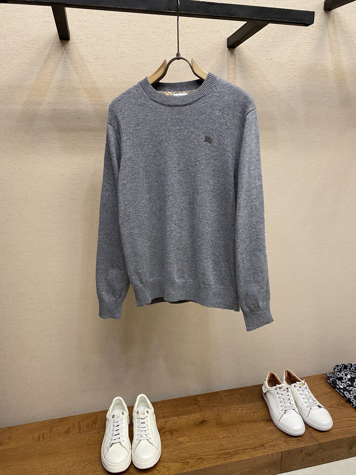 NO:524570,BBR, embroidered round-neck sweater fabric selection The hand feel, warmth and lightness of the fabric with cashmere as the main body, while providing an unparalleled wearing experience. The feeding of a small amount of polyamide and lycra enhances the overall durability and pill resistance, and woves an invisible support network in the soft cashmere, and has a certain elasticity to better fit the human body curve and retract and place it freely. The ribbed decorative parts of the neckline and cuffs are made of blended fabrics, further improving the texture and wearing experience. Craft 1:  Due to the characteristics of sweater fabric, the frame is stretched just right when stretching, and then a hot melt liner is used under the wool sheet to provide it with certain temporary stable support to prevent the pattern from being twisted, wrinkled and stitched. The computer embroidery machine's high-precision calculation program system controls the embroidery frame to move in the X/Y direction. At the same time, the needle is shuttled up and down, and embroidered according to the set path, automatically complete the thread cutting, jumping and other actions, forming a stitch track, automatically adjust the tension of the upper and lower lines, ensuring that the stitch is flat and there is no floating line, forming a war horse pattern with an error of ±0.1mm. Process 2 Add detergent, and the large goods are initially rinsed at a water temperature of about 35 degrees to remove impurities in the production process. Then gently digest the feathers on the surface through protease, reduce the tendency to pill from the root, improve the feel, retain softness, and eliminate stimulation. Finally, after dehydration and drying, the size and shape stability are improved.  Size S-XL, Sweaters, Alexander wang19860909BBR,饰刺绣圆领针织衫 面料选择 以羊绒为主体主导面料的手感、保暖性和轻盈感,同时提供无与伦比的穿着体验.少量聚酰胺和莱卡的喂入增强整体的耐用性和抗起球性,在柔软的羊绒中编织进了一个无形的支撑网络,同时又有一定的弹力,更好的贴合人体曲线,收放自如.领口和袖口罗纹装饰部件选用同比例混纺面料,进一步提升了质感与穿着体验. 工艺1: 因毛衣面料特性,绷框时拉伸恰到好处,再使用热熔衬垫在毛织片下方,为其提供一定的临时稳定支撑,防止取下后回缩导致图案扭曲,起皱和针迹凹陷.电脑绣花机高精度的计算程序系统控制绣花框在X/Y方向移动,同时机针上下穿梭,按照设定的路径进行刺绣,自动完成剪线、跳线等动作,形成针迹轨迹,自动调整上线和下线张力,确保线迹平整无浮线,形成误差在±0.1mm的战马图案. 工艺2 加入洗涤剂,将大货在约35度的水温下进行初步漂洗,去除生产过程中的杂质,再通过蛋白酶温和的消化掉表面的毛羽,从根源上减少起球倾向,改善手感,保留柔软度,消除刺激感.最后通过脱水和烘干处理之后,提升尺寸和形状稳定性 尺码S-XL,,sweaters,alexander wang,Men's clothing