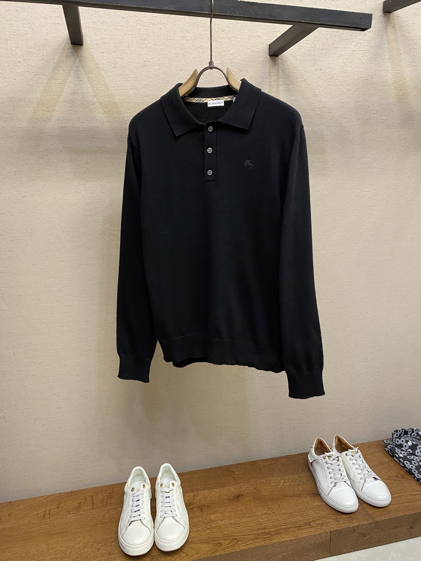 NO:524567,BBR, embroidered POLO collar sweater fabric selection The hand feel, warmth and lightness of the fabric with cashmere as the main body, while providing an unparalleled wearing experience. The feeding of a small amount of polyamide and lycra enhances the overall durability and pill resistance, and woven into an invisible support network in the soft cashmere, and has a certain elasticity to better fit the human body curve and freely retract. Craft 1:  Due to the characteristics of sweater fabric, the frame is stretched just right when stretching, and then a hot melt liner is used under the wool sheet to provide it with certain temporary stable support to prevent the pattern from being twisted, wrinkled and stitched. The computer embroidery machine's high-precision calculation program system controls the embroidery frame to move in the X/Y direction. At the same time, the needle is shuttled up and down, and embroidered according to the set path, automatically complete the thread cutting, jumping and other actions, forming a stitch track, automatically adjust the tension of the upper and lower lines, ensuring that the stitch is flat and there is no floating line, forming a war horse pattern with an error of ±0.1mm. Process 2 Add detergent, and the large goods are initially rinsed at a water temperature of about 35 degrees to remove impurities in the production process. Then gently digest the feathers on the surface through protease, reduce the tendency to pill from the root, improve the feel, retain softness, and eliminate stimulation. Finally, after dehydration and drying, the size and shape stability are improved.  Size S-XL, Sweaters, Alexander wang19860909BBR,饰刺绣POLO领针织衫 面料选择 以羊绒为主体主导面料的手感、保暖性和轻盈感,同时提供无与伦比的穿着体验.少量聚酰胺和莱卡的喂入增强整体的耐用性和抗起球性,在柔软的羊绒中编织进了一个无形的支撑网络,同时又有一定的弹力,更好的贴合人体曲线,收放自如. 工艺1: 因毛衣面料特性,绷框时拉伸恰到好处,再使用热熔衬垫在毛织片下方,为其提供一定的临时稳定支撑,防止取下后回缩导致图案扭曲,起皱和针迹凹陷.电脑绣花机高精度的计算程序系统控制绣花框在X/Y方向移动,同时机针上下穿梭,按照设定的路径进行刺绣,自动完成剪线、跳线等动作,形成针迹轨迹,自动调整上线和下线张力,确保线迹平整无浮线,形成误差在±0.1mm的战马图案. 工艺2 加入洗涤剂,将大货在约35度的水温下进行初步漂洗,去除生产过程中的杂质,再通过蛋白酶温和的消化掉表面的毛羽,从根源上减少起球倾向,改善手感,保留柔软度,消除刺激感.最后通过脱水和烘干处理之后,提升尺寸和形状稳定性 尺码S-XL,,sweaters,alexander wang,Men's clothing