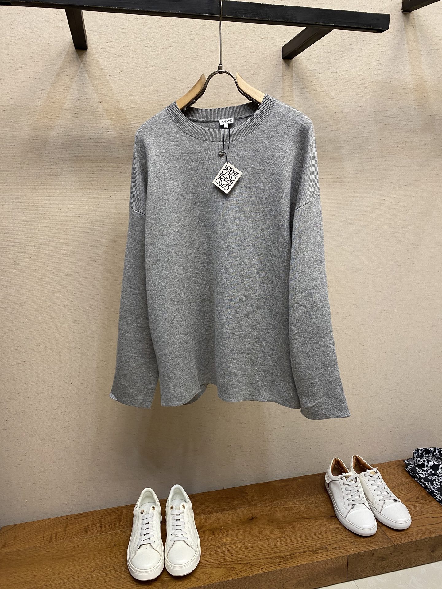 NO:524576,Loewe, padded 3D embroidered round neck sweater Fabric selection Fabric selection Fabric selection is made of wool blended fabric, mainly 96 wool, combined with 3 nylon and 1 spandex, the wool main body ensures the warmth and comfort of the clothes. The addition of a small amount of nylon and spandex significantly improves the elasticity and wear resistance. The ribbed decorative parts are made of wool, further improving the texture and wear experience. Craft 1 The fabric and padded material are tightly fixed on the frame of the embroidery machine. The embroidery machine uses sparse stitches along the plate mark of the padded layer to outline the filling area of ​​the pattern, and then runs the plate mark of the covering layer, and perfectly covers the foam padded layer with dense stitches, thus forming a slightly raised Anagram embroidery, which feels soft and full, and the thick thread layer plays a protective role, greatly improving its wear resistance. Craft 2 Add detergent and perform preliminary rinsing at a water temperature of about 35 degrees to remove impurities in the production process. Then gently digest the feathers on the surface through protease, reduce the tendency to pill from the root, improve the feel, retain softness, and eliminate irritation. Finally, after dehydration and drying, the size and shape stability are improved. Size S-XL, loewe, sweaters, alexander wang19860909Loewe,垫衬3D刺绣圆领毛衣 面料选择 面料选择采用了羊毛混纺面料,以96的羊毛为主,结合了3的锦纶和1的氨纶,羊毛主体保证了衣物的保暖性和舒适度,少量锦纶与氨纶的加入使弹性和耐磨性得到显著提升.罗纹装饰部件则选用了羊毛,进一步提升了质感与穿着体验. 工艺1 将面料和垫衬材料一同紧绷地固定在绣花机框架上,绣花机沿着垫衬层的版迹运用较稀疏的针迹勾勒出图案的填充区域,紧接着运行覆盖层的版迹,用密集的针迹完美地覆盖在泡沫垫衬层之上,从而形成微凸起的Anagram刺绣,触感柔软且饱满,厚厚的线层起到了保护作用,使其耐磨性大大提升 工艺2 加入洗涤剂,将大货在约35度的水温下进行初步漂洗,去除生产过程中的杂质,再通过蛋白酶温和的消化掉表面的毛羽,从根源上减少起球倾向,改善手感,保留柔软度,消除刺激感.最后通过脱水和烘干处理之后,提升尺寸和形状稳定性 尺码S-XL,,loewe,sweaters,alexander wang,Men's clothing