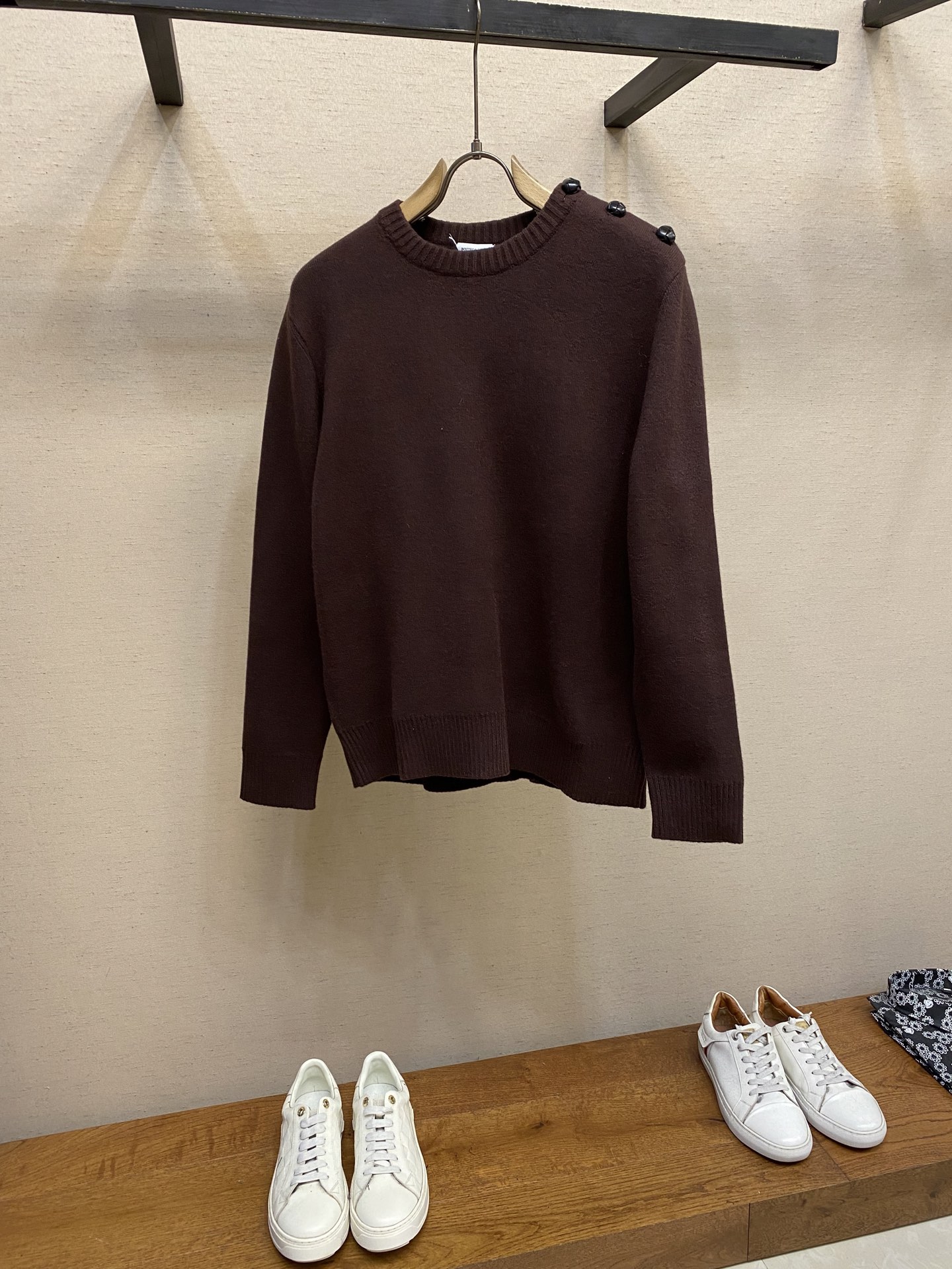 NO:524587,BV Shoulder Leather Button Round Neck Sweater Original, 800 yuan purchased; fine needle lycra tissue wool, shoulder cuff details, round neck standard version, full set of auxiliary materials are equipped with # fine needle lycra blended tissue. The fine needle lycra blended tissue is knitted with 7 needle fine needle pitch to ensure high density of fabric, delicate and flat texture, taking into account light weight and good warmth, reflecting the precision craftsmanship of knitted products. Lycra blended elastic fiber is incorporated into the fabric of lycra blended tissue, which achieves high elasticity and ductility through double-sided jacquard or inlay process, making the sweater not easy to deform and fit the body, and has no sense of restraint when moving. # Leather button fine embellishment Three genuine leather braided button fine embellishments are hand-sewn on the shoulder, each button is woven and wrapped with traditional tanned leather, forming a material collision with the knitted texture, strengthening the luxury of details.  The leather buttons are made of the head layer of genuine leather as the base material, and are tanned and dyed and cut into strip-shaped embryos. The leather is wrapped tightly by hand, and the edges are closed and fixed with sutures. The surface retains natural leather patterns and luster, and is treated with oil edges to prevent burrs. Each button has a unique texture, combining soft touch and durability. # Standard version of round neck open shoulder The round neck design is made of double-layer fabric, and the neckline is straight and not easy to deform; there is no unnecessary decoration throughout the body, and only the shoulder buttons are used as visual focus, highlighting the process level in a low-key manner. The Lycra material gives four elasticity, and the cuffs and hem are tightly wrapped in ribbed needle technology to avoid slack curls, suitable for dynamic wear. Size XS-L, bottega veneta, sweaters, alexander wang19860909BV 肩位皮扣圆领毛衣 原,800购买；细针莱卡组织毛料、肩位袖口细节、圆领标准版型、全套辅料配备 # 细针莱卡混纺组织 采用7针细针距编织,确保织物密度高、纹理细腻平整,兼顾轻盈体量与良好保暖性,体现针织品的精密工艺. 莱卡混纺组织面料中融入莱卡弹性纤维,通过双面提花或嵌花工艺实现高回弹性与延展度,使毛衣不易变形且贴合身形,活动时无束缚感. # 真皮纽扣细节点缀 肩头手工缝制三颗真皮编织纽扣细节点缀,每颗纽扣均以传统鞣制皮革切割后编织包裹,与针织纹理形成材质碰撞,强化细节奢华感. 真皮纽扣以头层真皮为基材,经鞣制染色后切割成条状胚料,采用手工将皮革紧密包裹,边缘以缝线收束固定.表面保留天然皮纹与光泽,经油边工艺处理防止毛边,每颗纽扣纹理独一无二,兼具柔软触感与耐用性. # 圆领开肩标准版型 圆领设计以双层面料内折缝制,领口挺括不易变形；通体无多余装饰,仅以肩部纽扣作为视觉焦点,低调中凸显工艺层次.莱卡材质赋予四面弹力,袖口与下摆采用罗纹收针工艺紧密包边,避免卷边松弛,适合动态穿着. 尺码XS-L,,bottega veneta,sweaters,alexander wang,Men's clothing