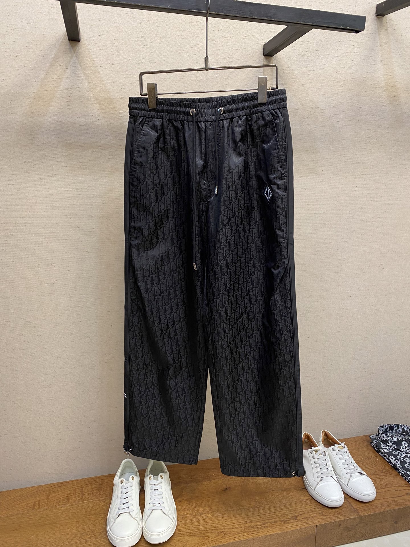 NO:524568,Dior, 25 autumn and winter heavy-duty construction~ CD Xiaodi double-layer classic dark flower casual pants, drawstring leg trousers, trousers, pants. From the perspective of material, it is made of polyester, with excellent texture, not only has an excellent drape, but also has good wear resistance and wrinkle resistance, and is very convenient for daily wear. The design is very attentive, with double dark flower all over the body, low-key and full of detail. Under the light, the dark flower is looming, exuding a unique high-end charm. The drawstring design at the waist, paired with the metal rope head with the Dior logo, not only ensures the comfort and fit during wear, but also adds brand recognition to the overall. The brand logo on the side is simple and eye-catching, highlighting the classic and fashion of Dior. The style is a loose wide-leg shape, which is friendly to various leg shapes, which can modify the defects of the leg shape and bring a free and unrestrained wearing experience.  Size XS-L, dior, dior, alexander wang19860909Dior,25秋冬重工打造~CD小迪双层经典暗花休闲裤 抽绳收脚裤 束脚裤 裤子. 从材质来看,采用涤纶打造,质感上乘,不仅有着出色的垂坠感,还具备良好的耐磨性与抗皱性,日常穿着打理都很方便. 设计上十分用心,通体的双层暗花,低调又充满细节感,在光线照射下,暗花若隐若现,散发着独特的高级韵味.腰间的抽绳设计,搭配带有迪奥标识的金属绳头,既保证了穿着时的舒适度与贴合度,又为整体增添了品牌辨识度.侧边的品牌标识,简洁醒目,彰显着迪奥的经典与时尚. 版型是宽松的阔腿型,对各种腿型都很友好,能够修饰腿型缺陷,同时带来自在无拘的穿着体验. 尺码XS-L,,dior,dior,alexander wang,Men's clothing